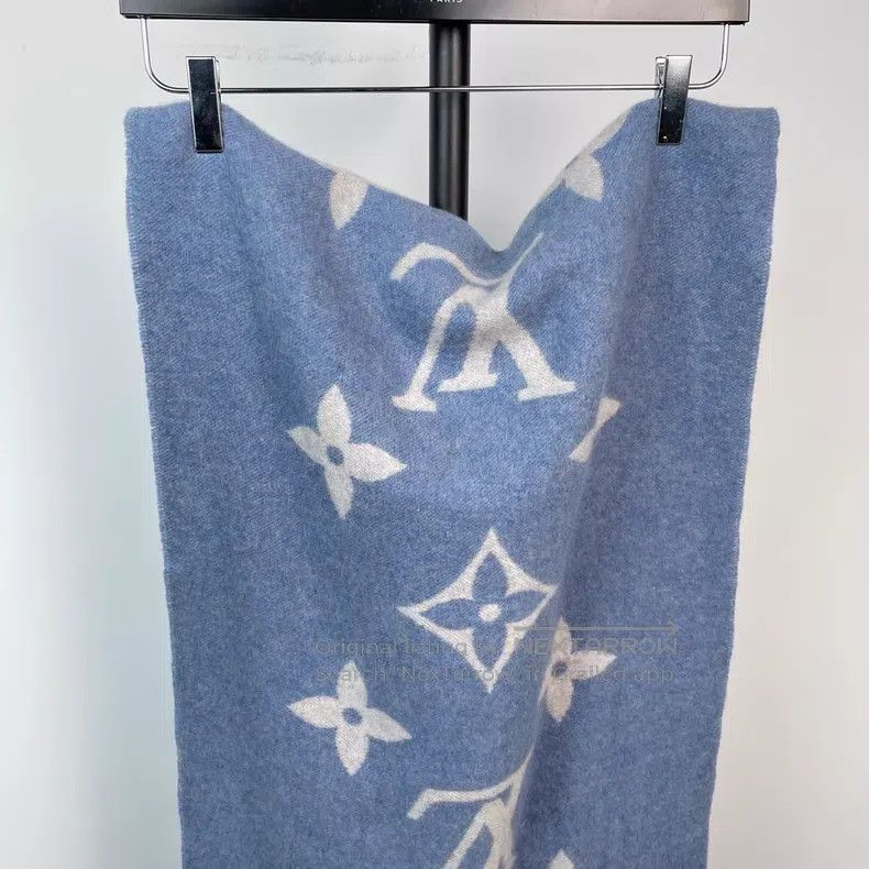 Louis Vuitton Louis Vuitton Ice blue cashmere mink pocket scarf Size ONE SIZE - 2 Thumbnail