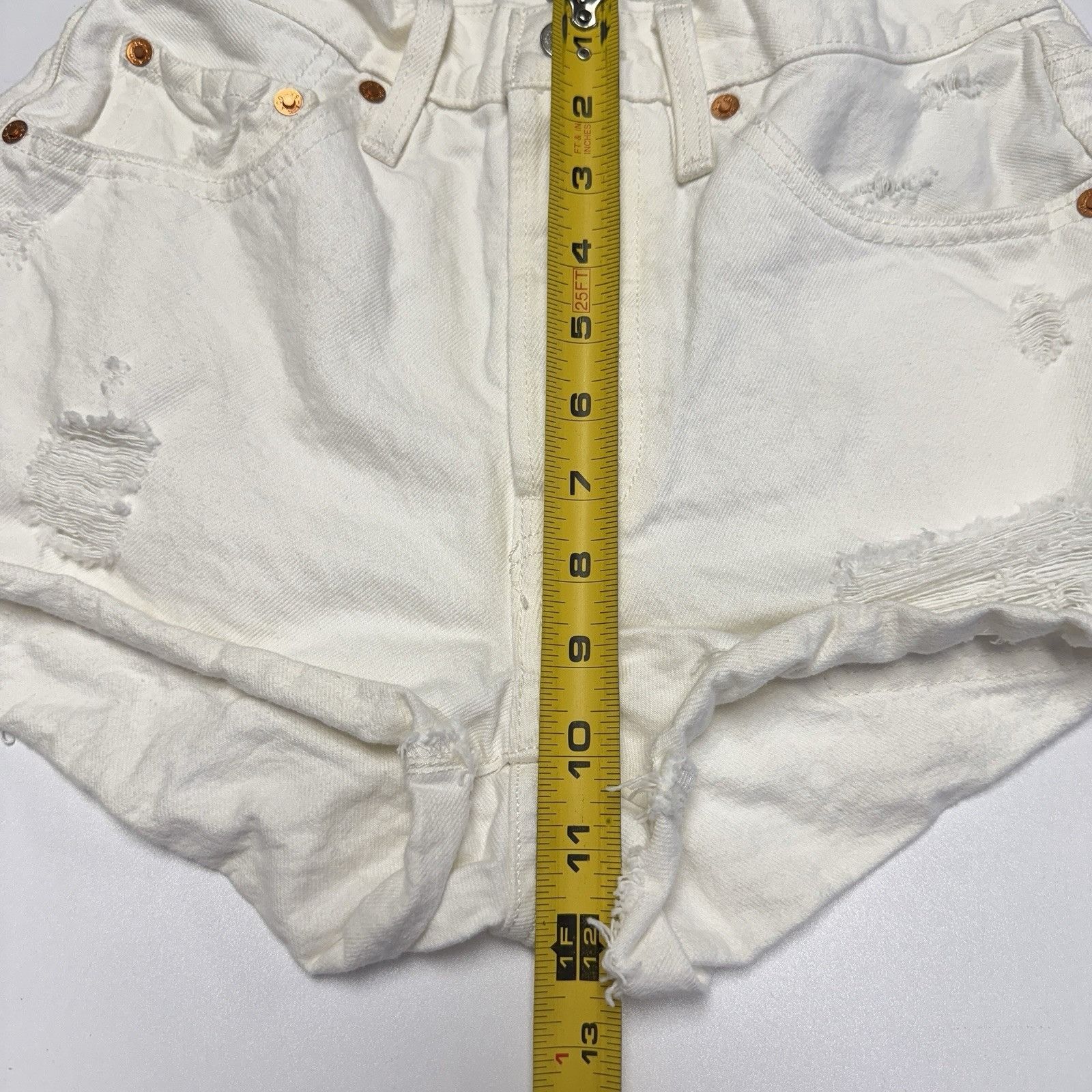 Levi's Levi's 501 Button Fly Denim Shorts Womens 26 White Distress Size 26" / US 2 / IT 38 - 10 Thumbnail