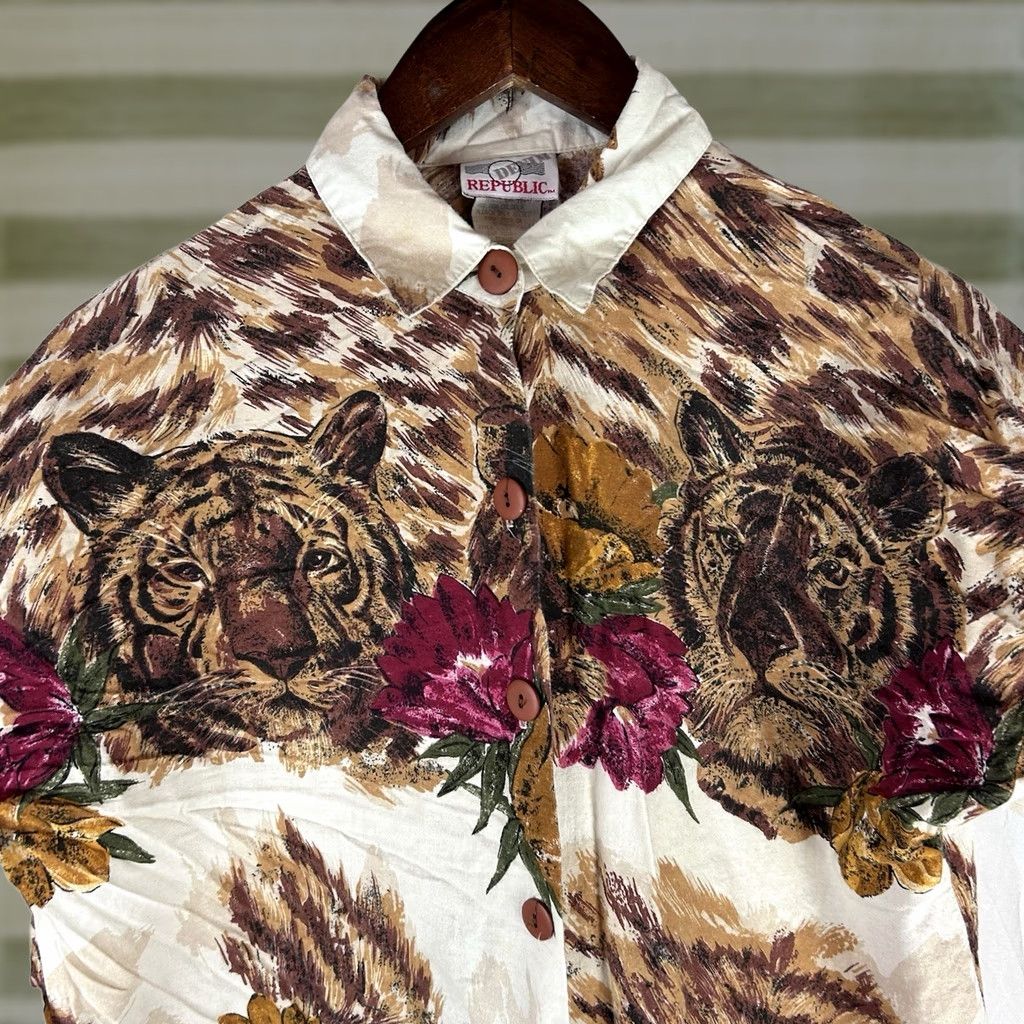 Vintage VINTAGE Denim Republic Shirt Womens Medium Tiger Animal Safari Button Up Made USA 80s 90s Lion Animals Beige Cotton Denim Short Sleeve Women Mens? Size M / US 6-8 / IT 42-44 - 1 Thumbnail
