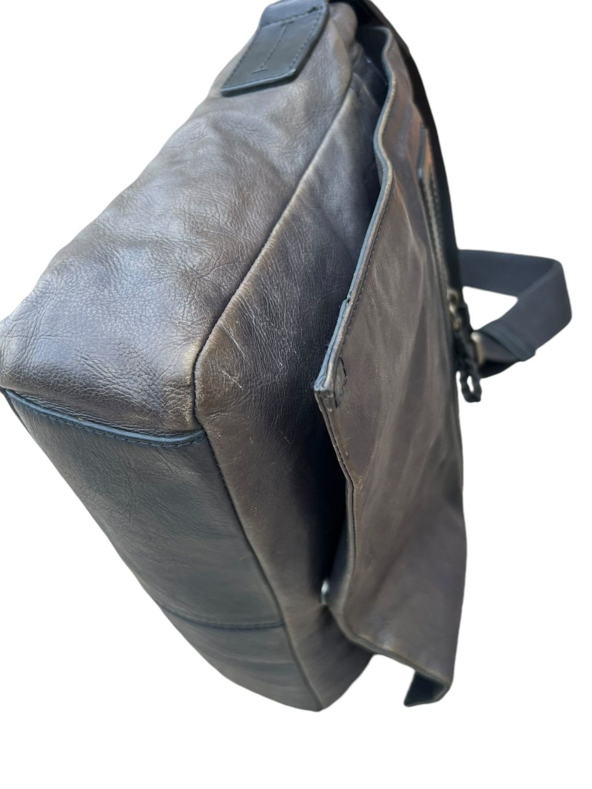 Hugo Boss × Leather Hugo Boss Fade Patina Leather Heavy Messenger Bag Size ONE SIZE - 13 Thumbnail