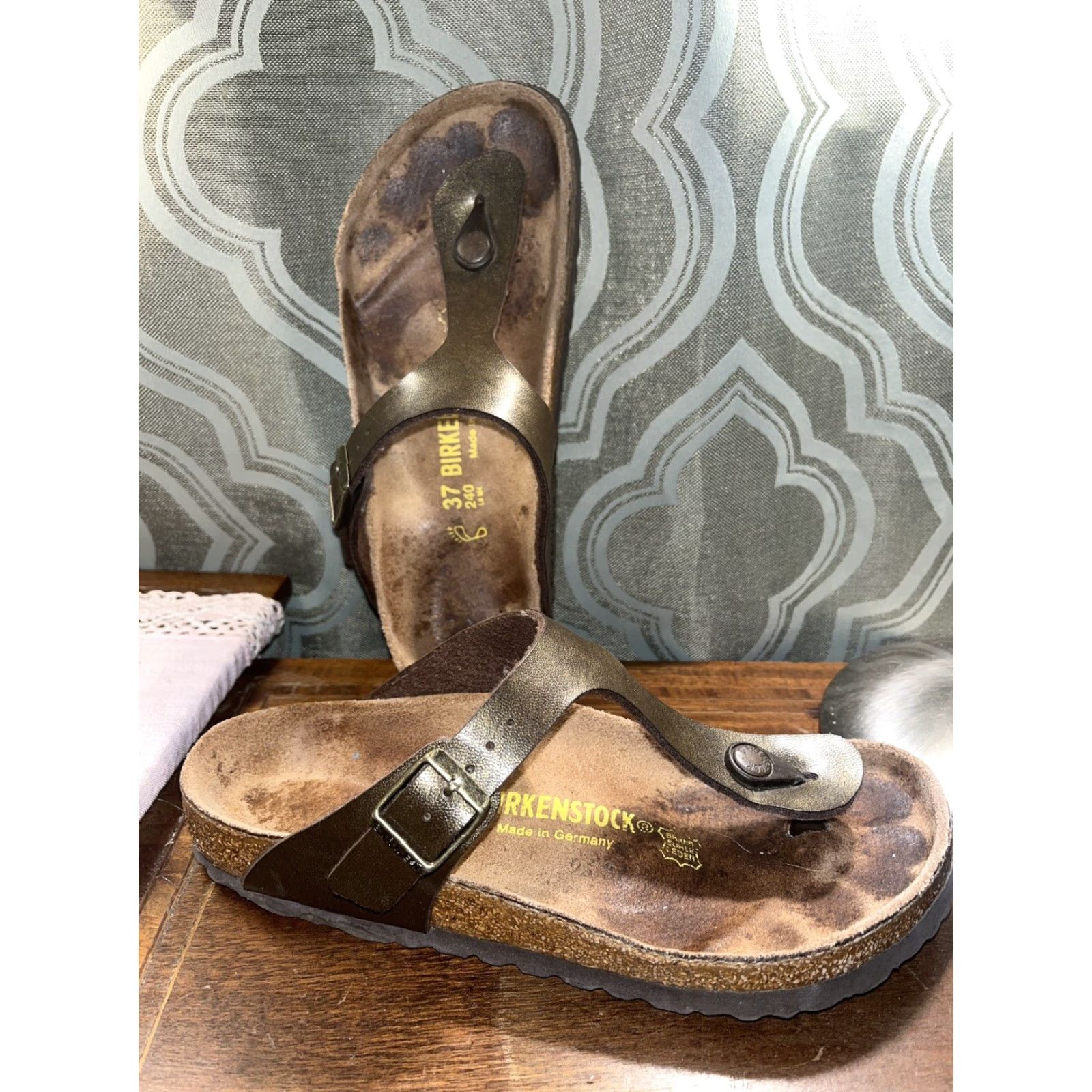 Birkenstock Birkenstock Gizeh Sandals Gold Birch-Flor Women 6 US 37 EU Buckle Thong Flat Heel Sandal Weather: Casual Workwear Travel Vintage: No Size US 6 / IT 36 - 2 Thumbnail