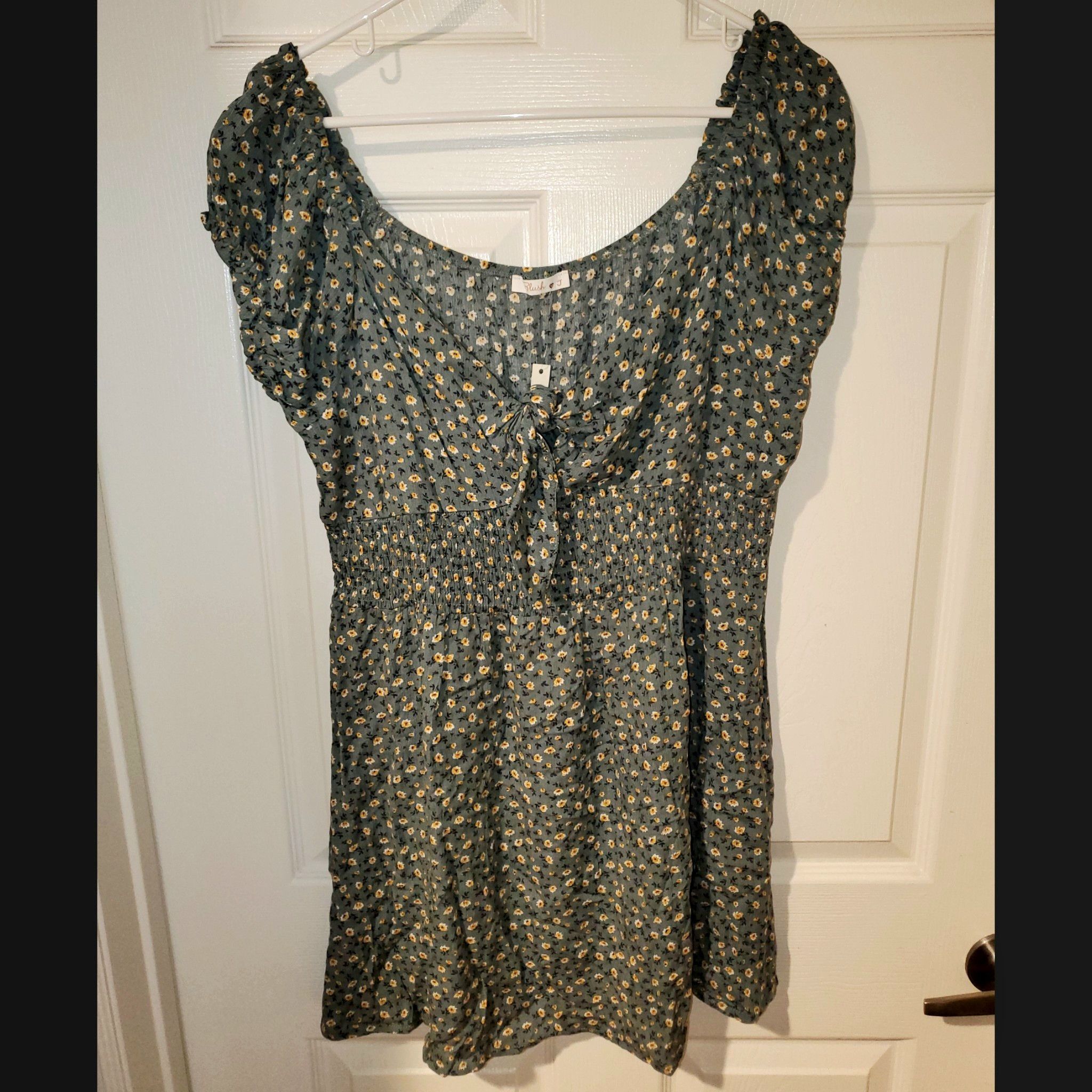 Other *NWT* Plus Size Green Mini Dress w/ Dainty Flowers (2XL) Size XXL / US 16-18 / IT 52-54 - 1 Thumbnail