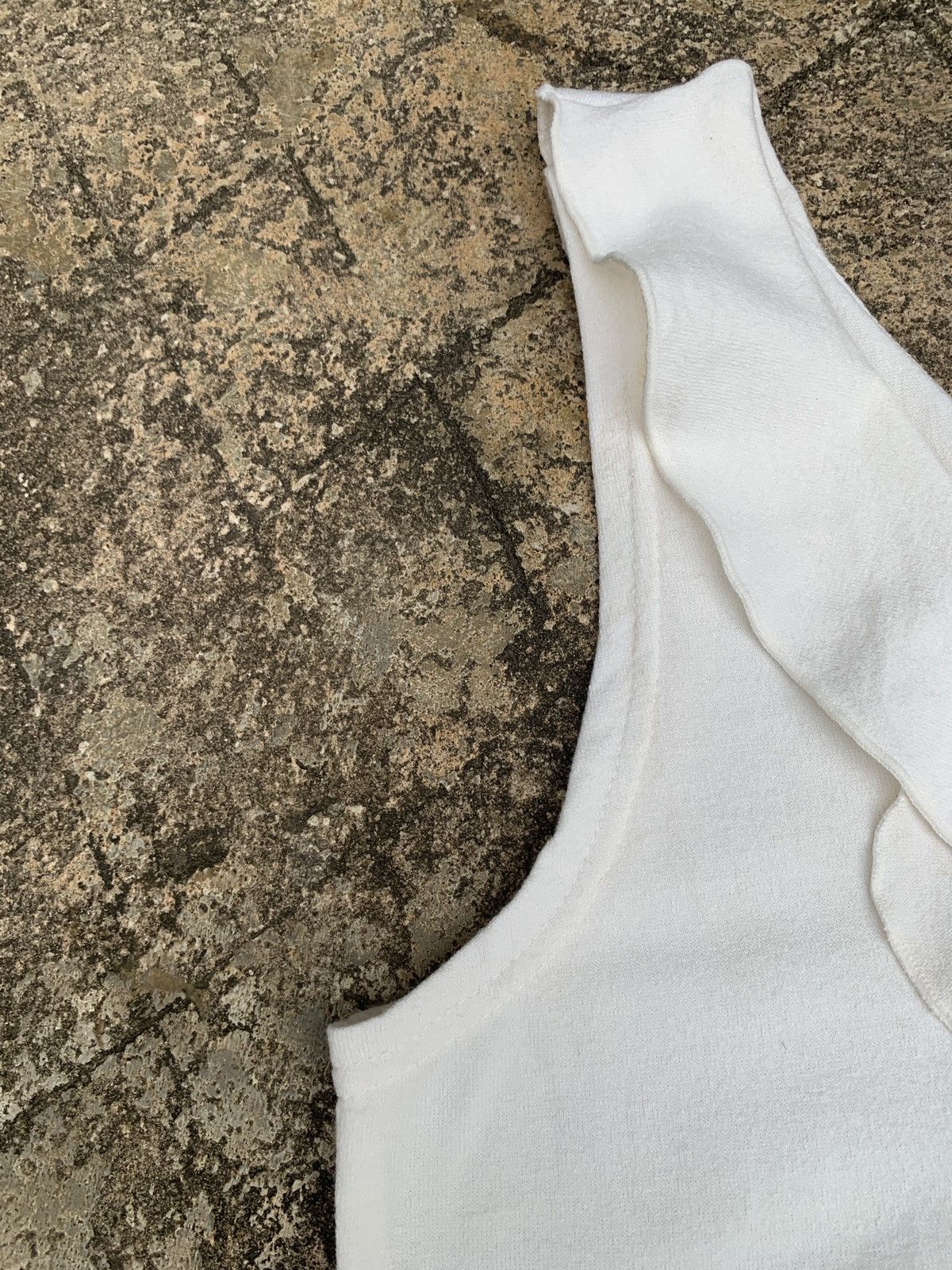 Japanese Brand 2000s Mady Japan White Ruffle Sleeveless Top Size L / US 10 / IT 46 - 7 Thumbnail