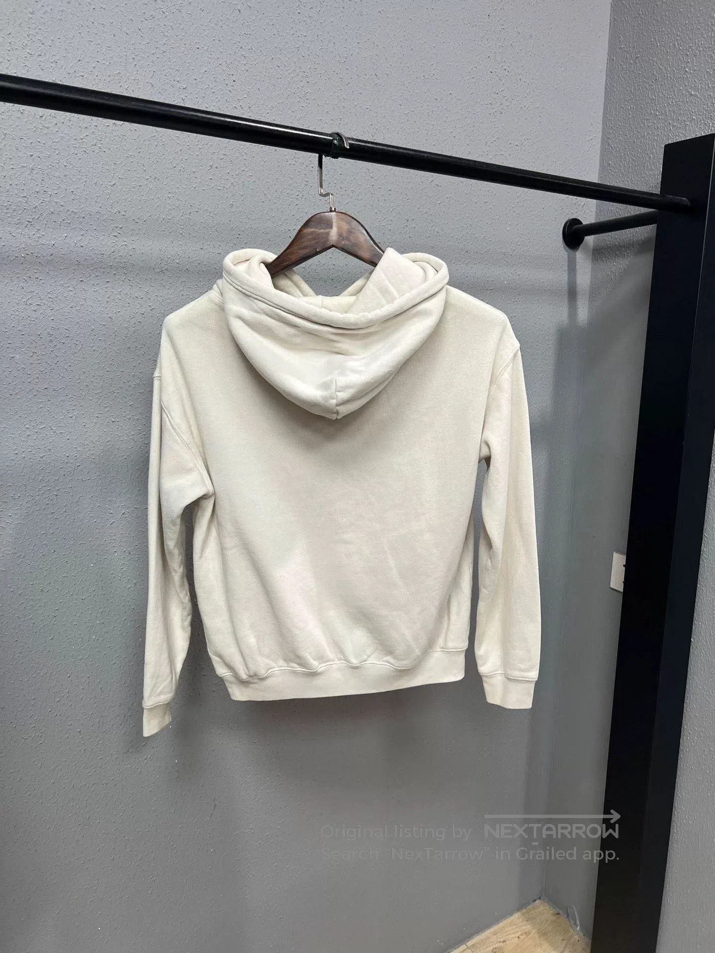 Balenciaga balenciaga small logo hoodie in cream. Size US M / EU 48-50 / 2 - 2 Thumbnail