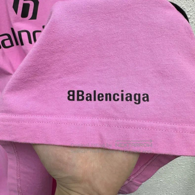 Balenciaga Balenciaga Pink Manchester United Embroidered Soccer T-Shi Size US L / EU 52-54 / 3 - 5 Thumbnail