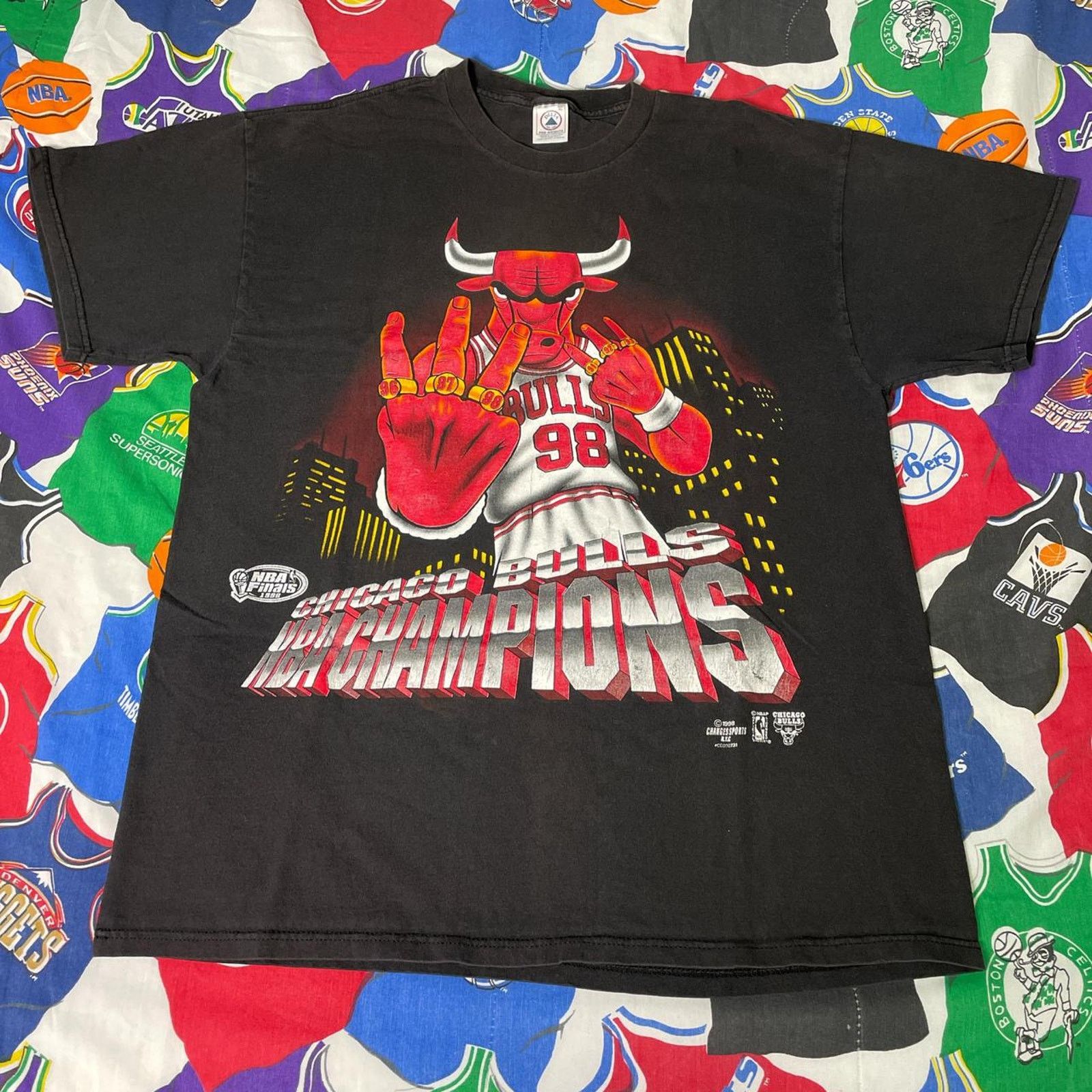 NBA × Vintage Vintage Starter 1998 NBA Chicago Bulls 3 Peat Mascot Tee Size US XL / EU 56 / 4 - 1 Thumbnail