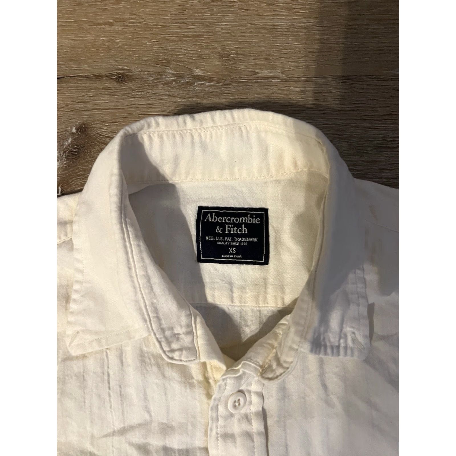Abercrombie & Fitch Abercrombie & Fitch Mens Ivory Long Sleeve Button Up Single Pocket Size XS Shirt Adults XS Ivory Solid Button-Up Size US XS / EU 42 / 0 - 3 Thumbnail