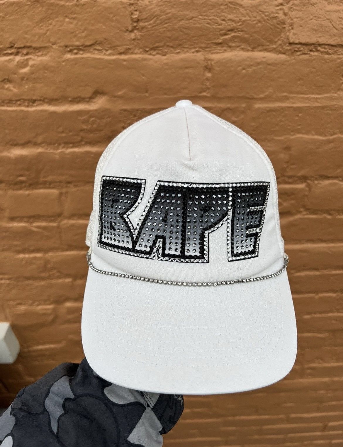 Bape × Swarovski 2006 Bape x Swarovski KISS Logo Trucker Hat White Size ONE SIZE - 6 Thumbnail