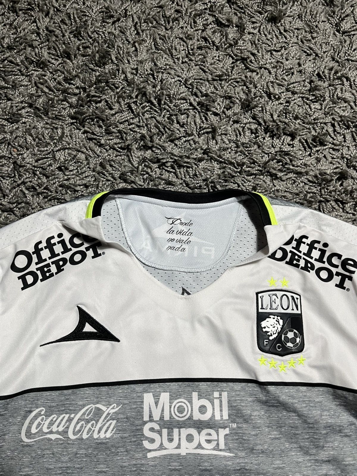 Vintage LEON PIRMA TRIKOT SOCCER JERSEY 2016/17 THIRD FORM FOOTBALL Size US L / EU 52-54 / 3 - 3 Thumbnail