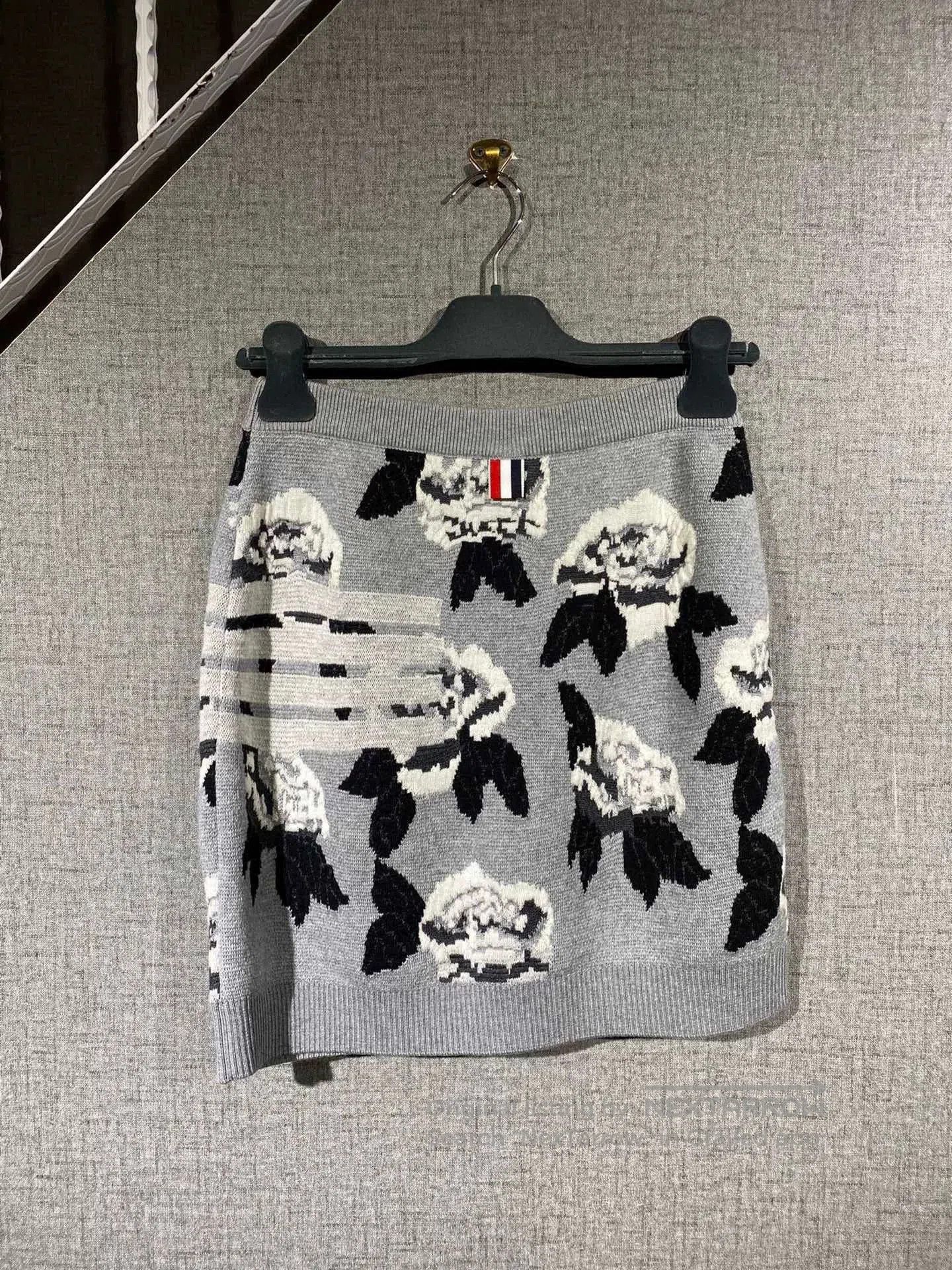 Thom Browne thom browne women's floral patterned skirt. Size 23" - 2 Thumbnail