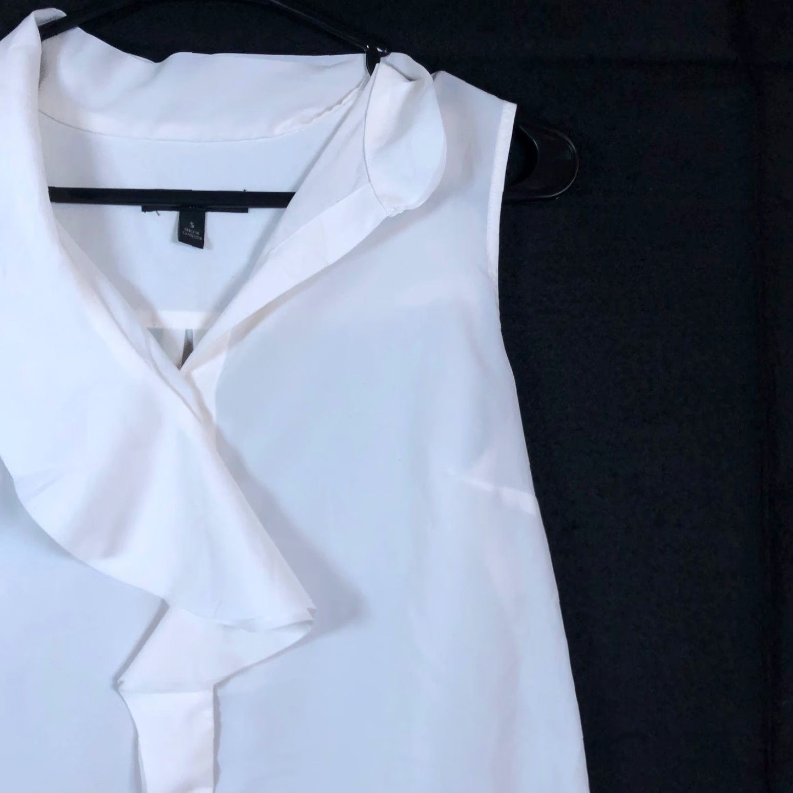 Banana Republic banana republic Womens Blouse White V Neck Ruffle Front Sleeveless Small Size S / US 4 / IT 40 - 5 Thumbnail