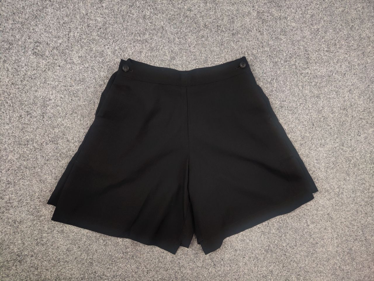 Yohji Yamamoto Yohji Yamamoto Y's Regulation Laine Wool Womens Tuck Shorts Size 30" / US 8 / IT 44 - 8 Thumbnail