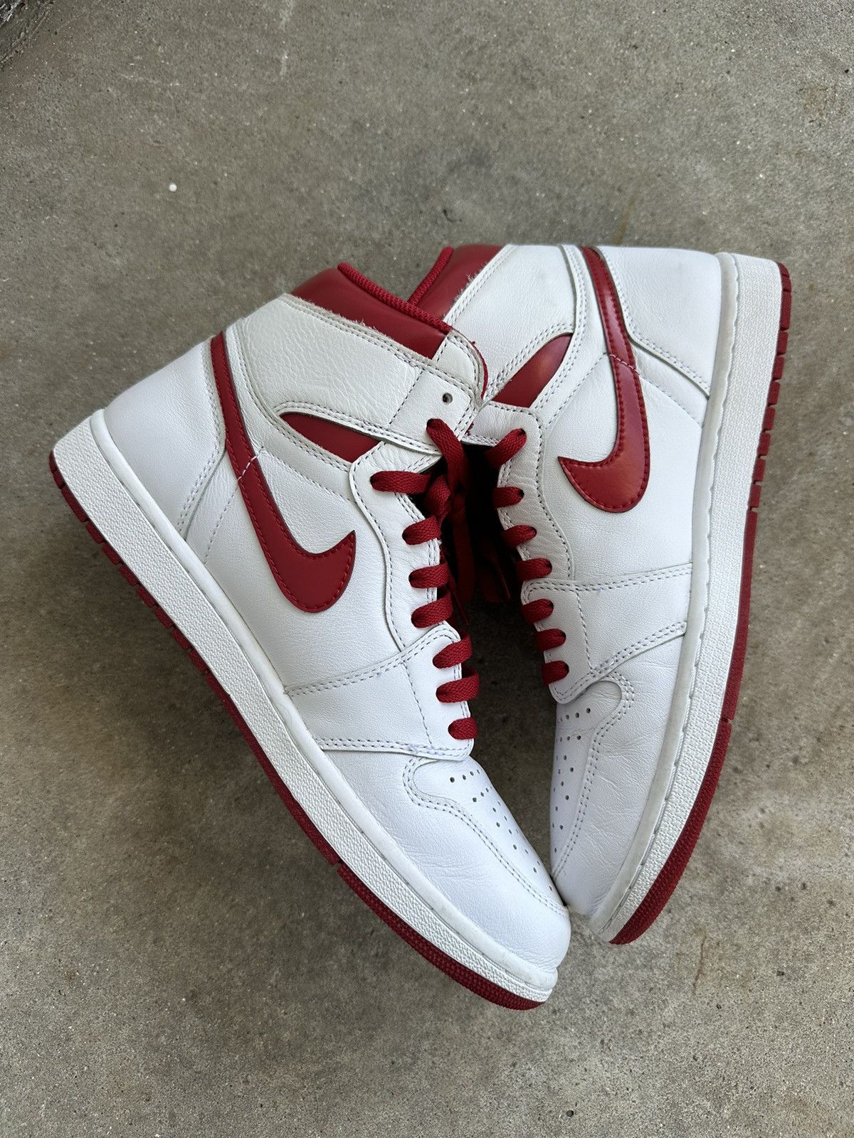 Jordan Brand Nike Air Jordan 1 Retro High OG Metallic Red size 11 Size US 11 / EU 44 - 2 Thumbnail