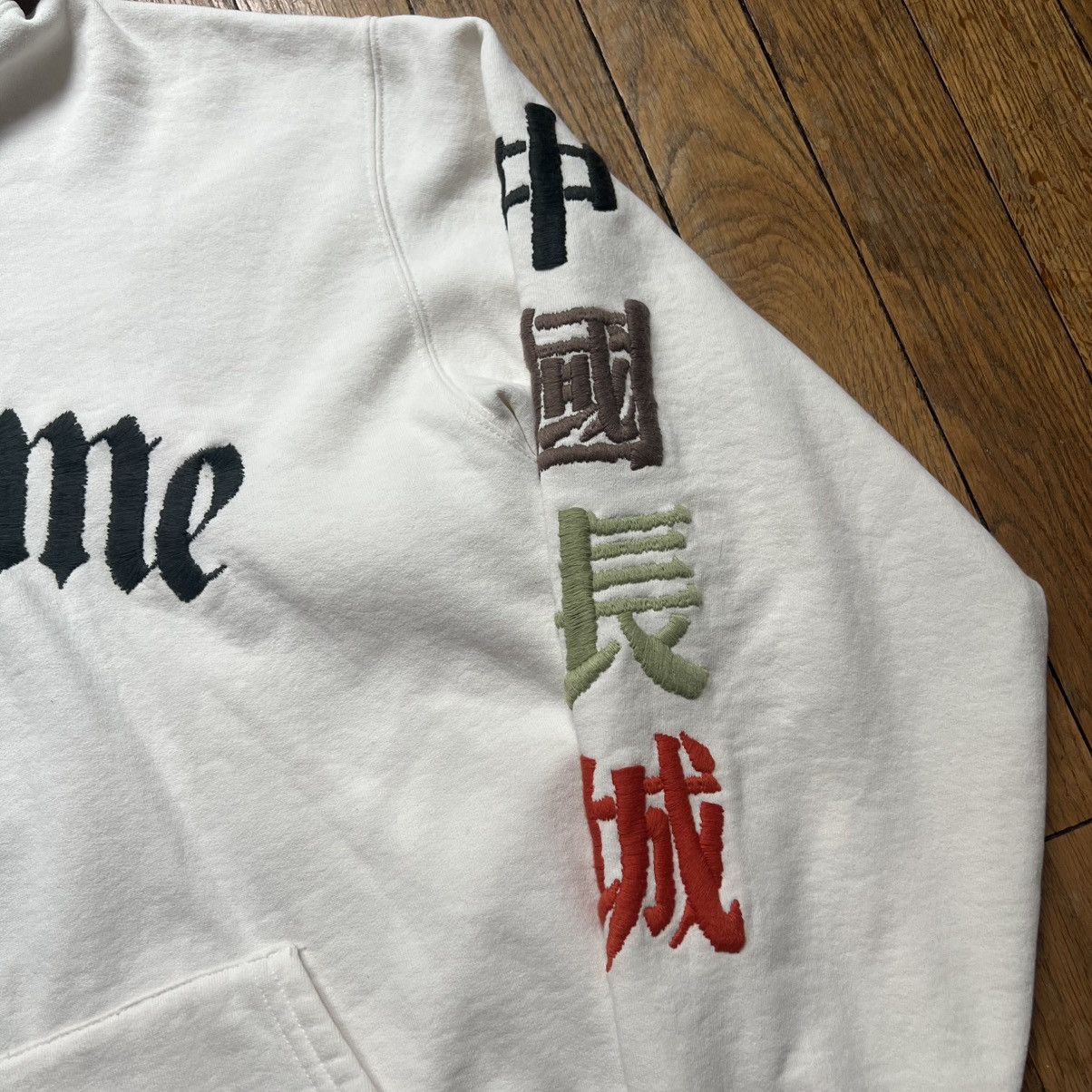 Supreme × The Great China Wall Supreme Great China Wall Sword Hooded Sweatshirt White XL Size US XL / EU 56 / 4 - 4 Thumbnail