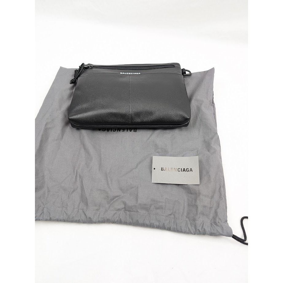 Balenciaga o1rshd1 Size: OS / Calf Grained Explore Crossbody Flat Pouch Size ONE SIZE - 22 Thumbnail