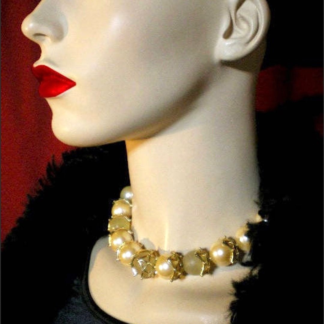Givenchy MINT. Vintage Givenchy large white faux pearl necklace Size ONE SIZE - 8 Thumbnail