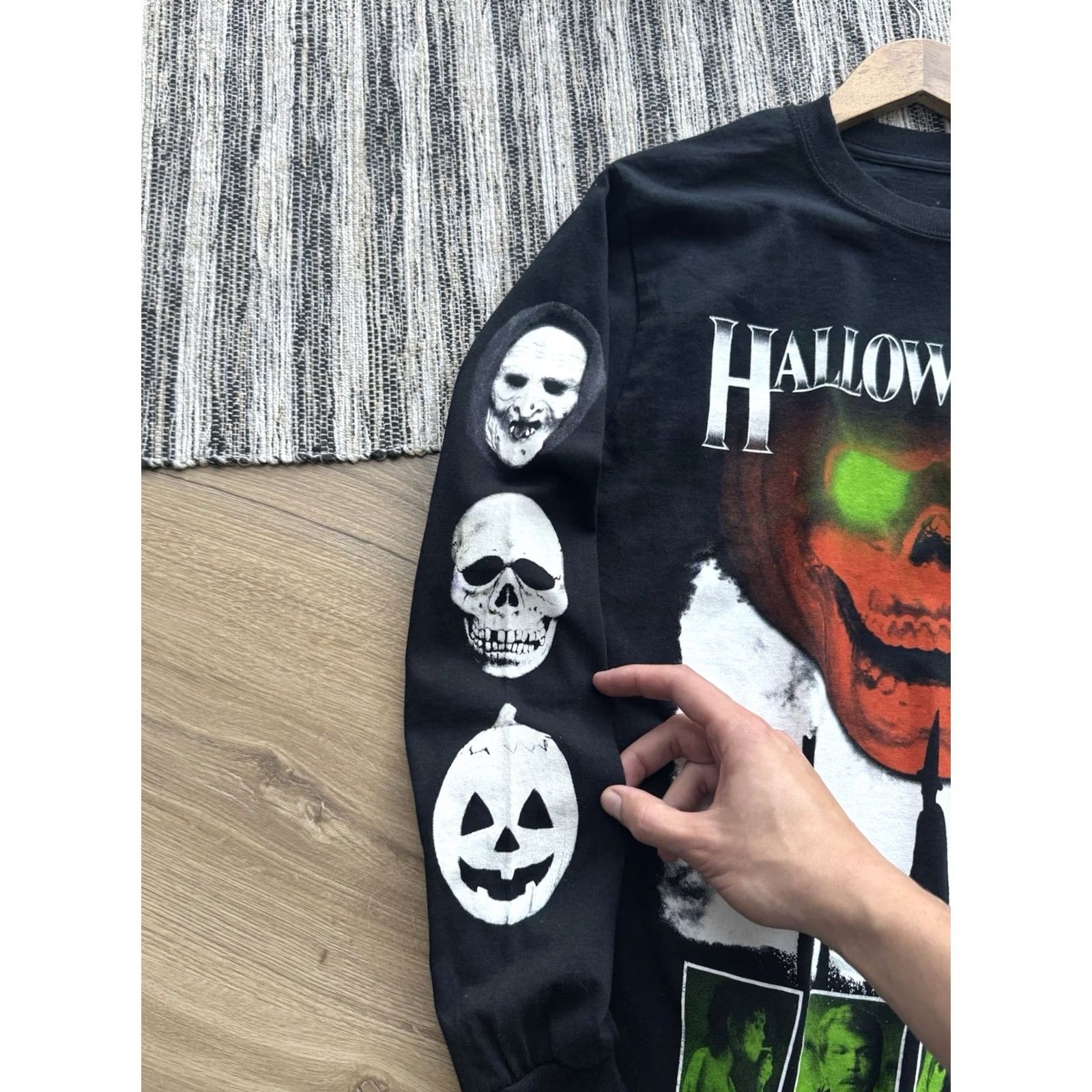 Vintage VINTAGE Halloween 3 Michael Myers Season Of The Witch Horror Movie Long Sleeve T-Shirt Womens/Mens S/M Black 80s Movie Halloween Merch Logo Size US M / EU 48-50 / 2 - 4 Thumbnail