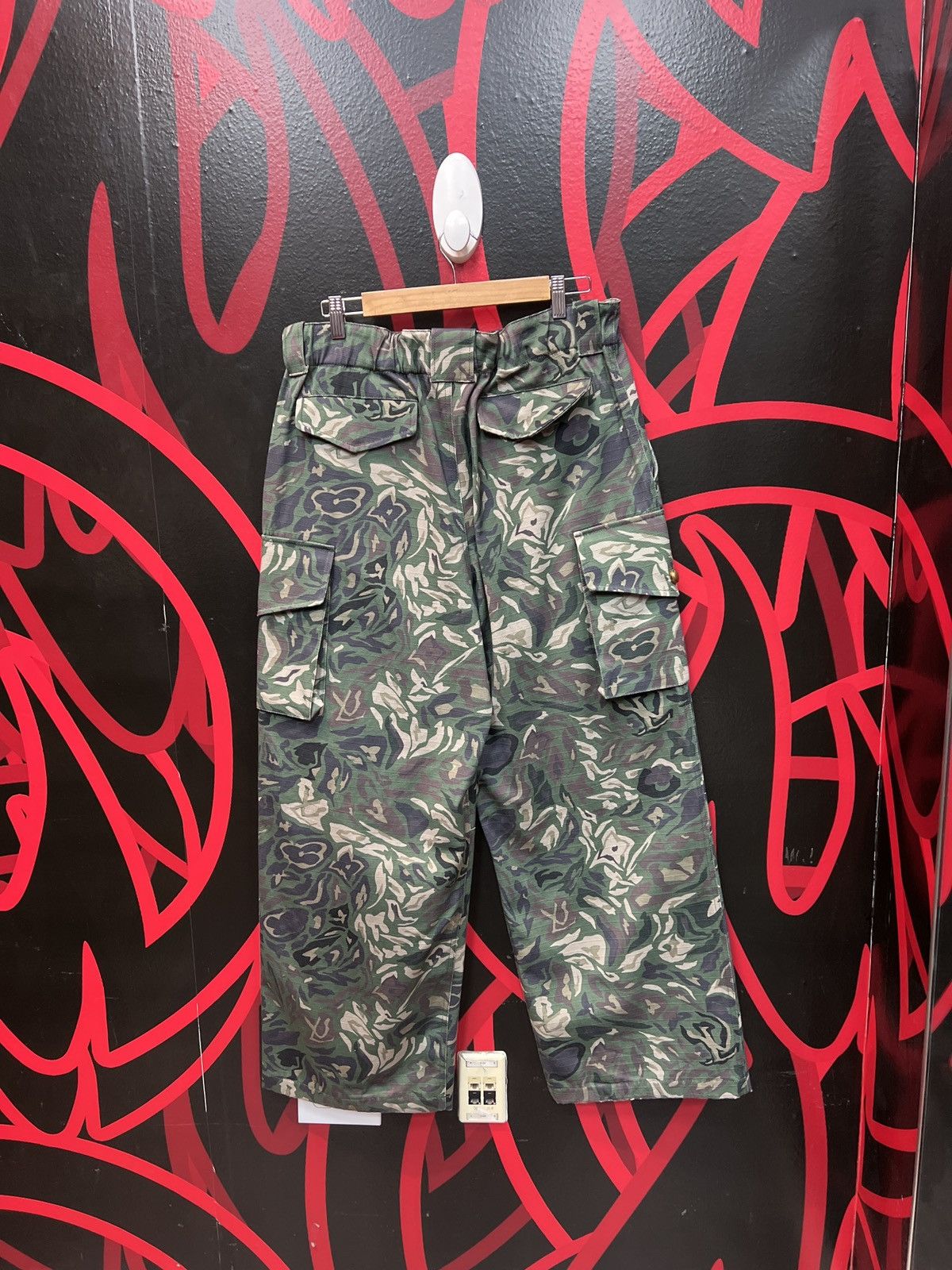 Louis Vuitton Louis Vuitton Camo Cargo Pants Size US 32 / EU 48 - 2 Thumbnail