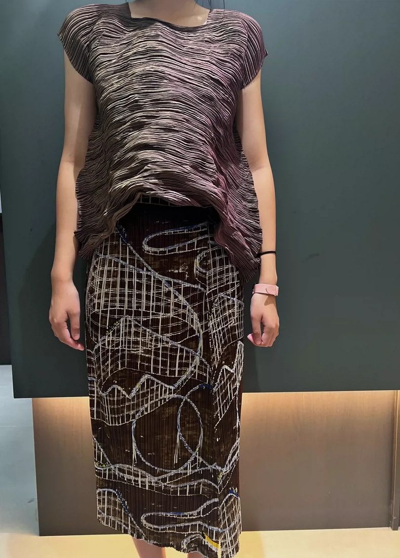Issey Miyake Issey Miyake size:2 Brown amusement park roller coaster gr Size 22" - 1 Thumbnail