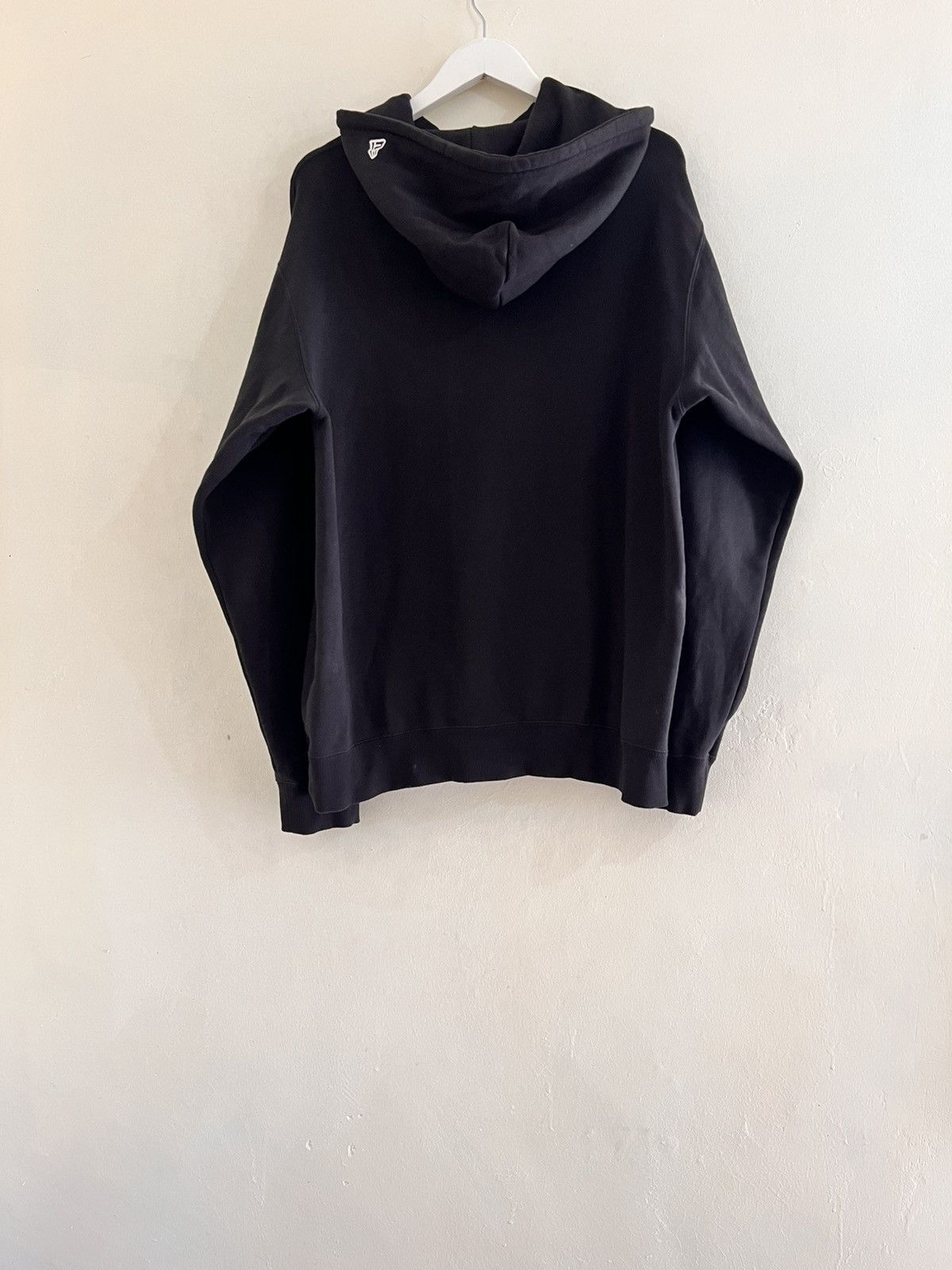 New Era × Yohji Yamamoto NEW ERA X YOHJI YAMAMOTO EMBROIDERED LOGO HOODIE Size US XL / EU 56 / 4 - 3 Thumbnail
