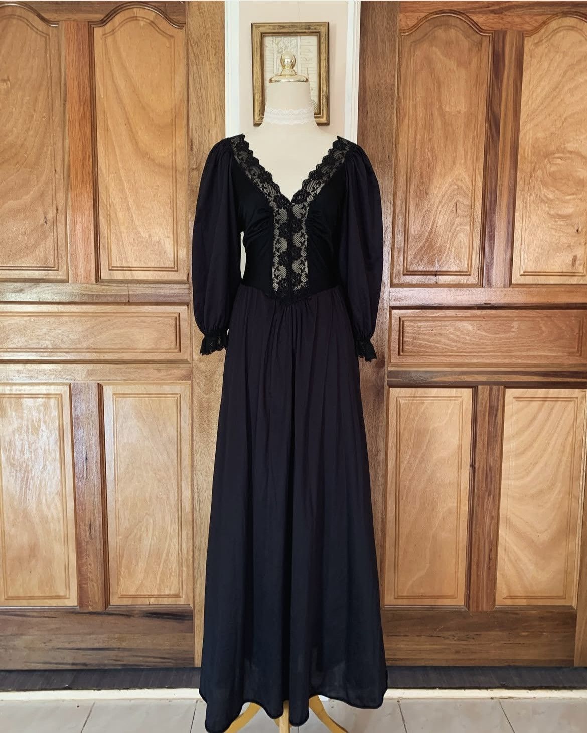 Vintage Lady Cameo Vintage Nightdress Size M / US 6-8 / IT 42-44 - 1 Thumbnail