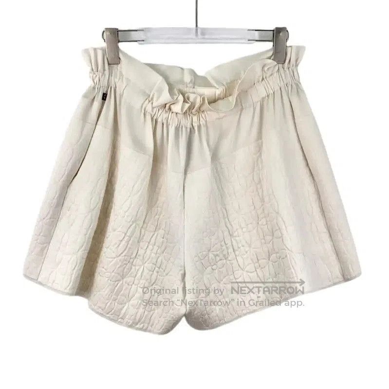 Louis Vuitton Louis Vuitton Beige Silk Women's Shorts . Size 30" / US 8 / IT 44 - 1 Thumbnail