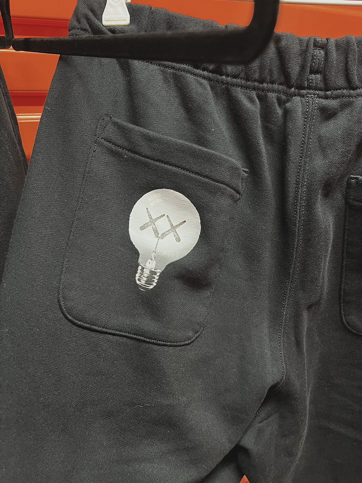 Andy Warhol × Kaws × Uniqlo Kaws Companion Andy Warhol Uniqlo Black Sweatpants size S Size US 29 - 5 Thumbnail