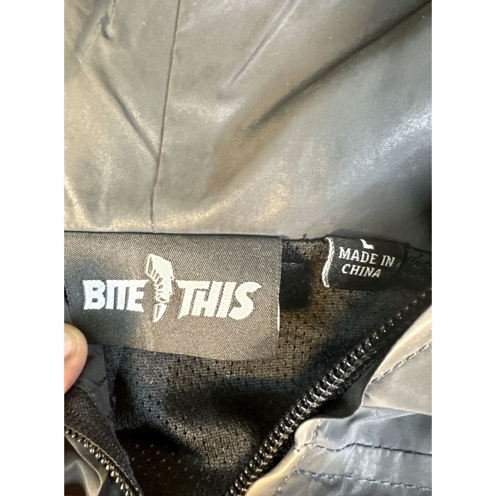 Vintage Bite This Mens Pullover Anorak Hooded Gray Jacket L Large Windbreaker Polyester Streetwear EDM Merch Size US L / EU 52-54 / 3 - 2 Thumbnail