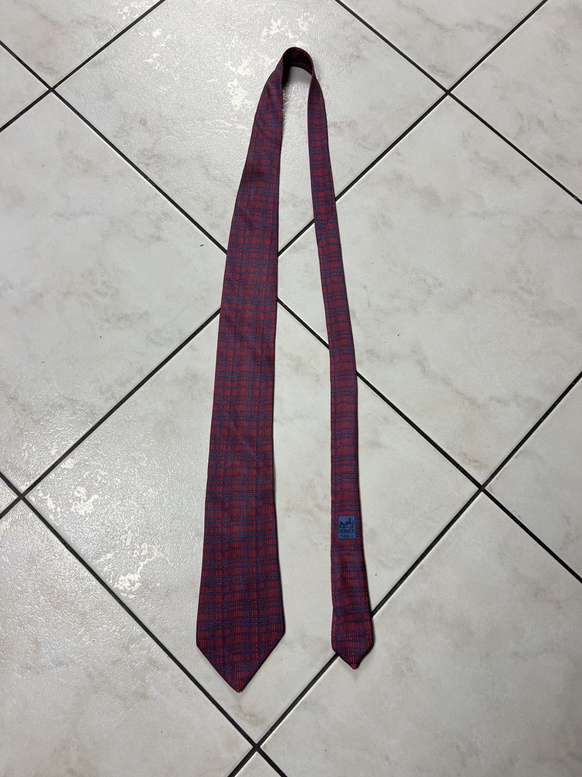 Vintage Hermes Paris silk tie luxury 7820 MA patterned red