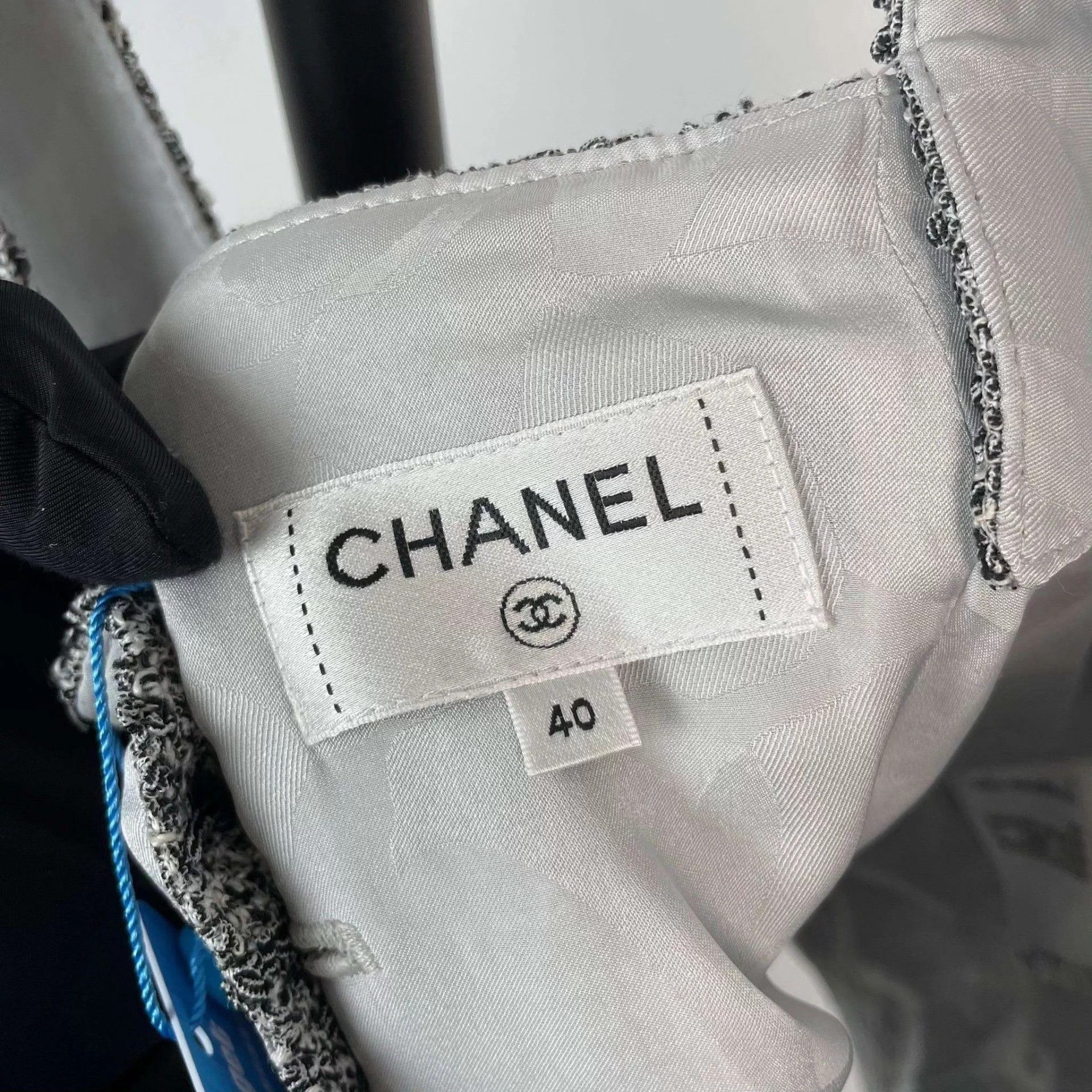 Chanel Chanel Gray Tweed Suit 40 24P Size M / US 6-8 / IT 42-44 - 5 Thumbnail