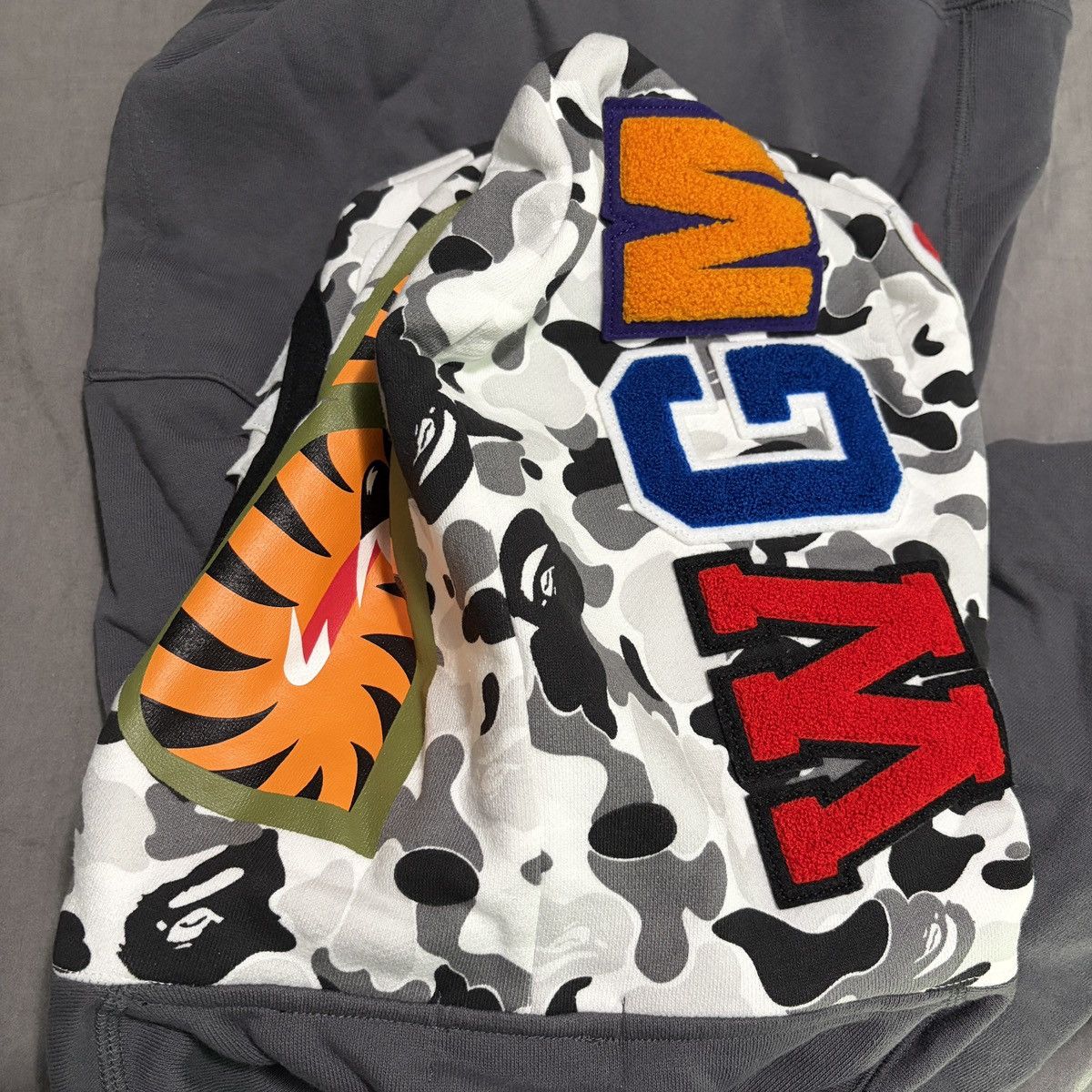 Bape BAPE ABC Camo Shark Pullover Hoodie Medium Charcoal Men’s Size US M / EU 48-50 / 2 - 5 Thumbnail
