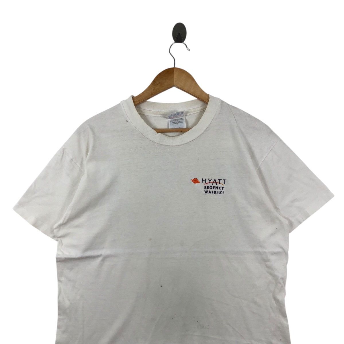 Vintage Vintage Hyatt Waikiki Photoprint T Shirt Art Size L Size US L / EU 52-54 / 3 - 4 Thumbnail
