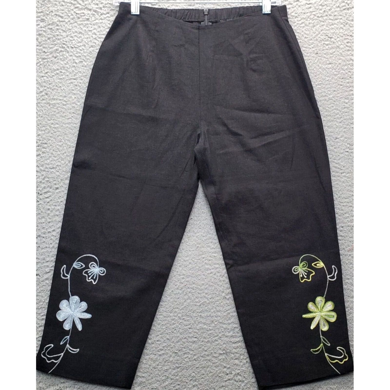 Vintage John Roberts Capri Pants Womens Size 4P Black Linen Embroidered Floral Back Zip Capri Pants Womens 4P Black Linen Embroidered Floral Back Zip Size 27" / US 4 / IT 40 - 2 Thumbnail