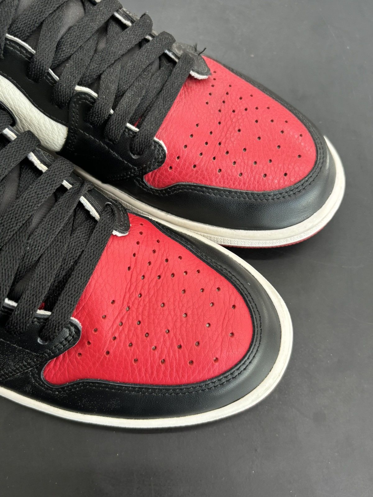 Jordan Brand × Nike Air Jordan 1 Retro Bred Toe Sz. 12 Size US 12 / EU 45 - 6 Thumbnail
