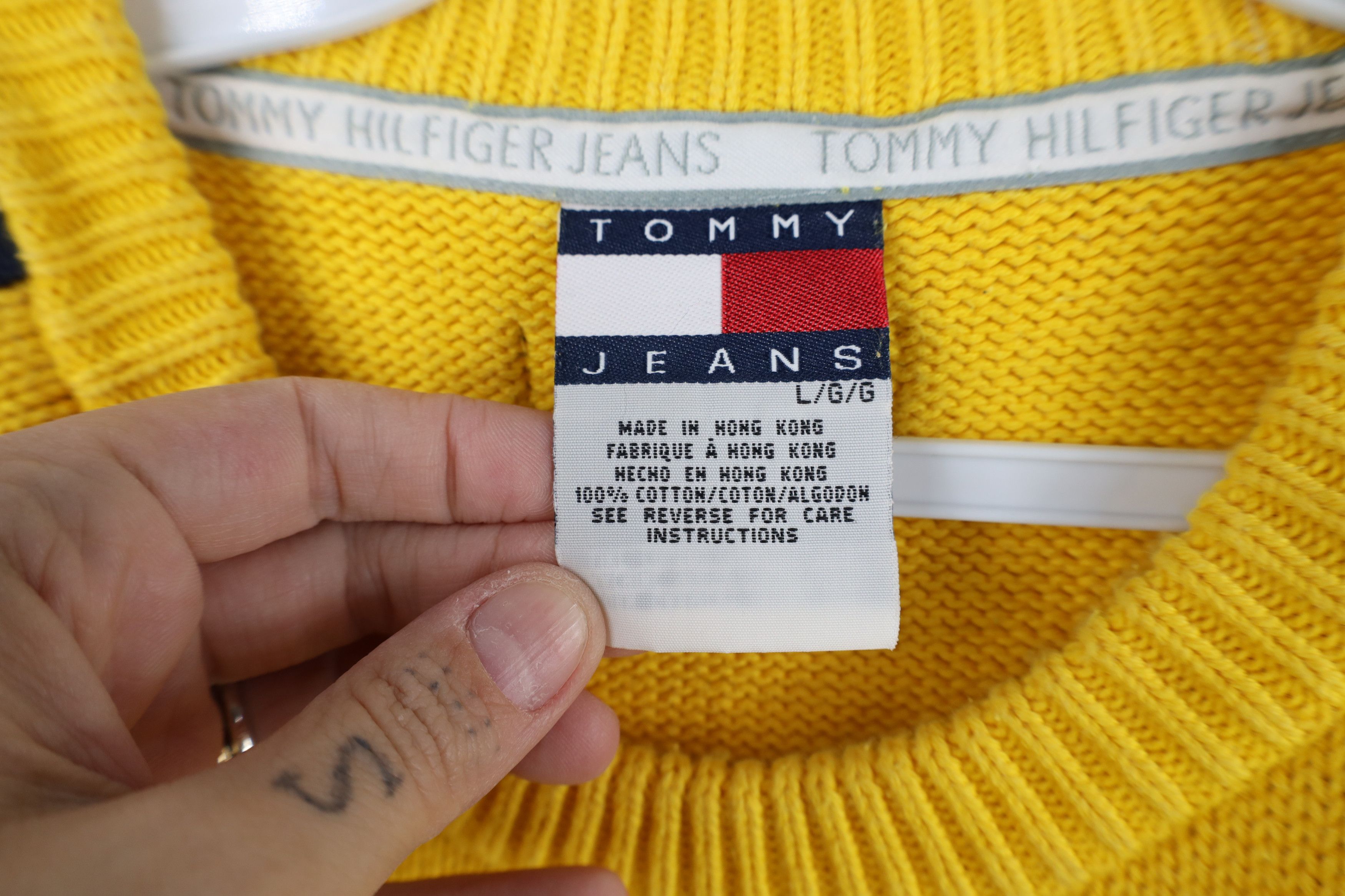 Tommy Hilfiger Vintage 90s Tommy Hilfiger Taped Logo Knit Sweater Yellow Size L / US 10 / IT 46 - 5 Thumbnail