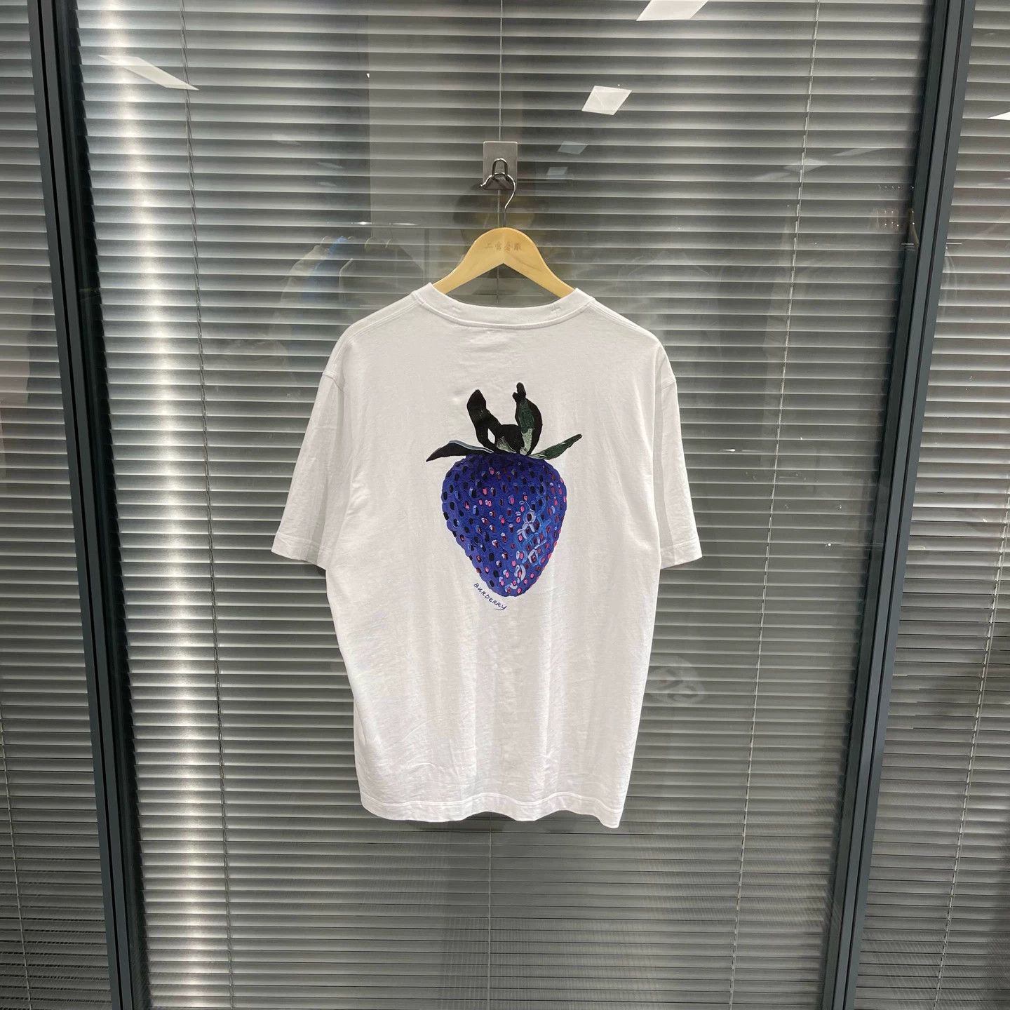 Burberry Burberry New Blue Strawberry Print Tee XL 99 New Size US L / EU 52-54 / 3 - 1 Thumbnail