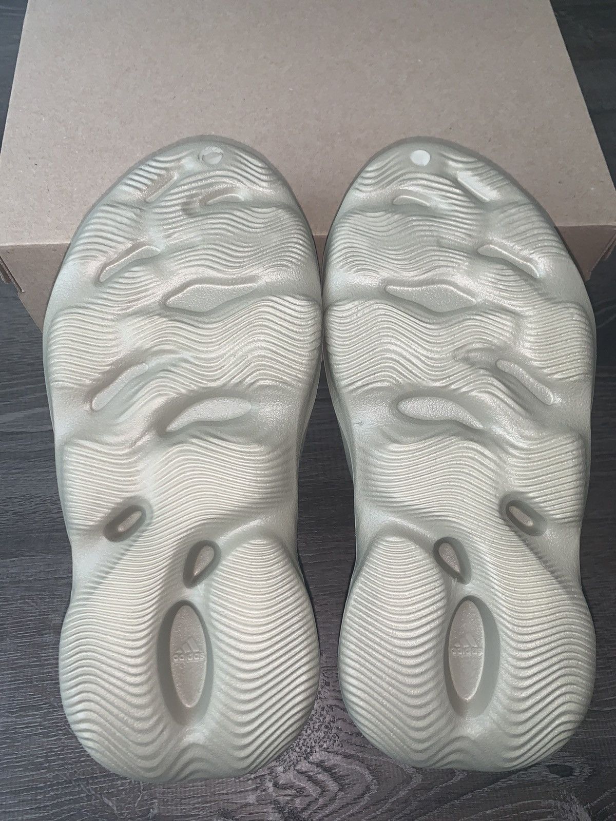 Adidas Yeezy Foamrunner Stone Salt Size 10M Size US 10 / EU 43 - 9 Thumbnail