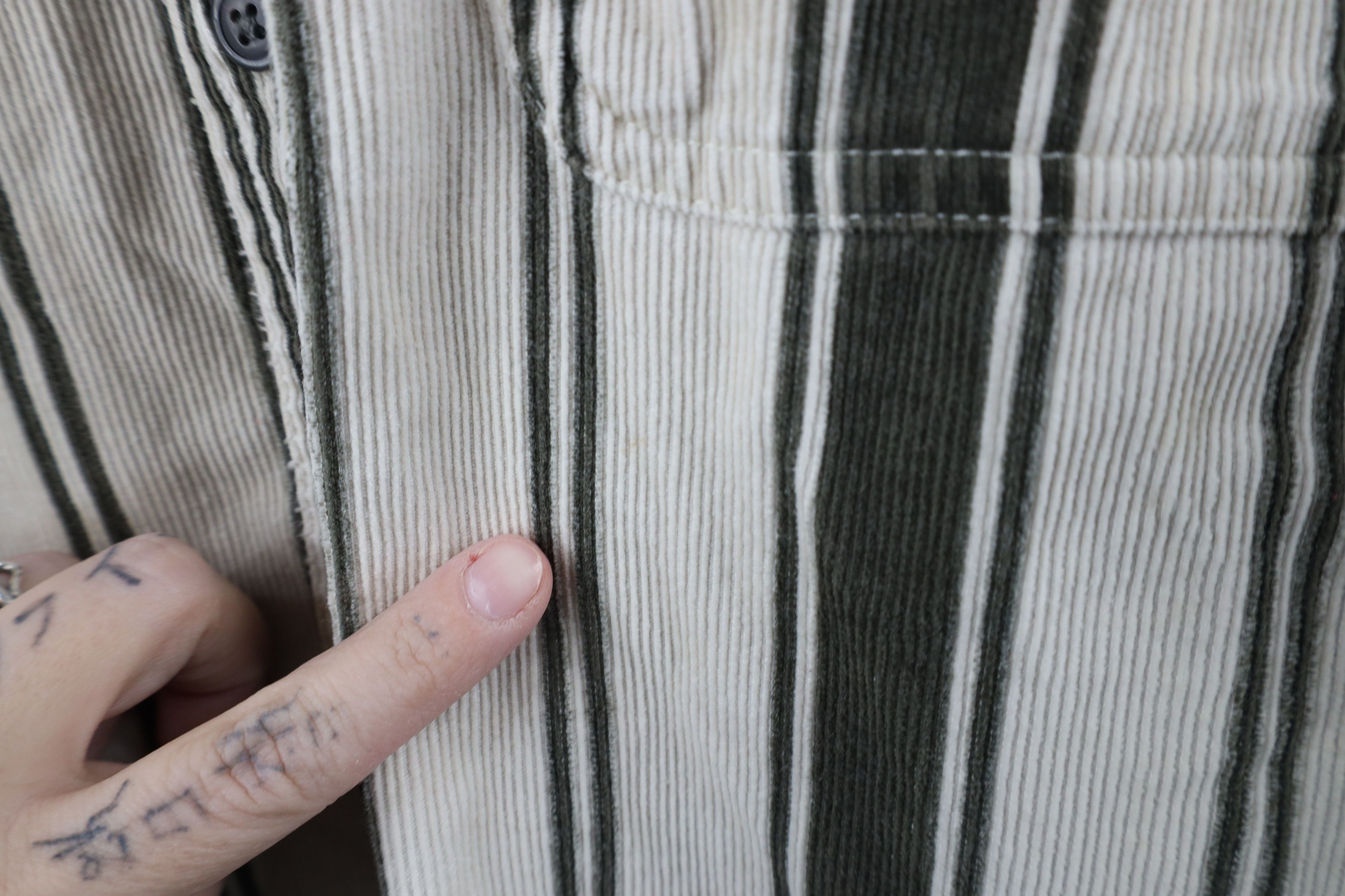 Vintage Vintage 90s Streetwear Striped Corduroy Button Down Shirt Size US L / EU 52-54 / 3 - 4 Thumbnail