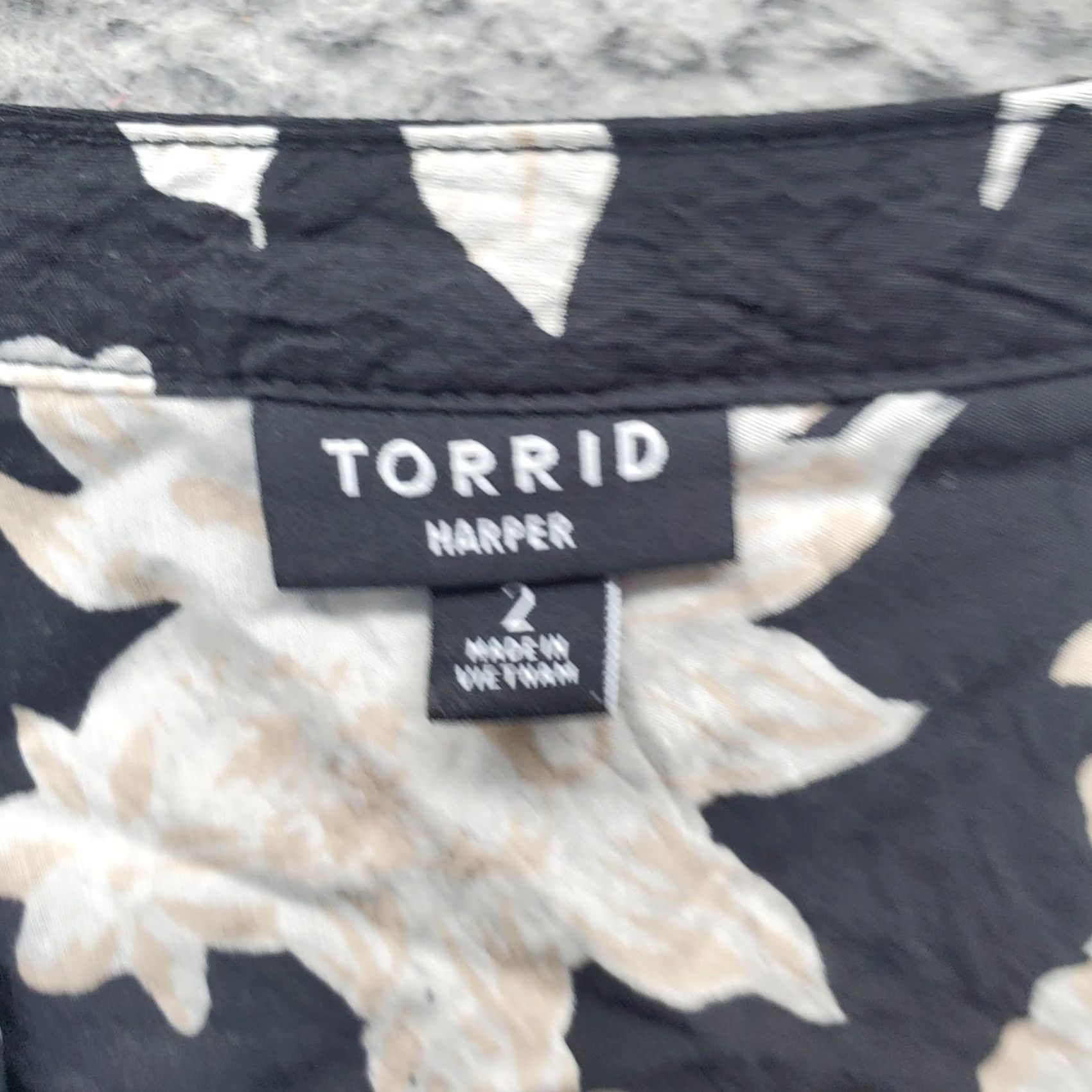 Torrid Torrid Blouse Womens Size 2 Multi Floral 3/4 Roll Tab Sleeve V Neck Button Size XS / US 0-2 / IT 36-38 - 5 Thumbnail