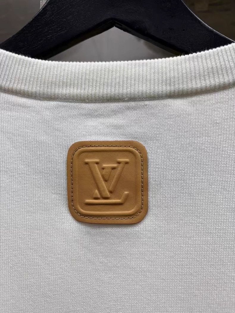 Louis Vuitton Louis Vuitton 25 white leather embossed short sleeves Size US L / EU 52-54 / 3 - 6 Thumbnail