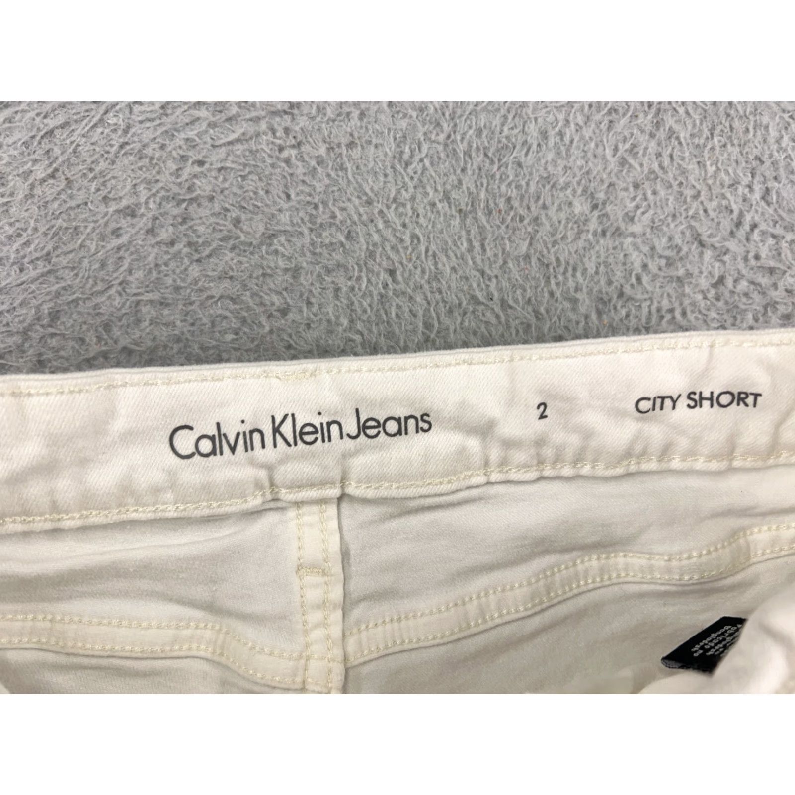 Calvin Klein Calvin Klein Shorts Womens 2 White Distressed Cotton Blend Stretch Pockets 26x9 Vintage No Size 26" / US 2 / IT 38 - 4 Thumbnail