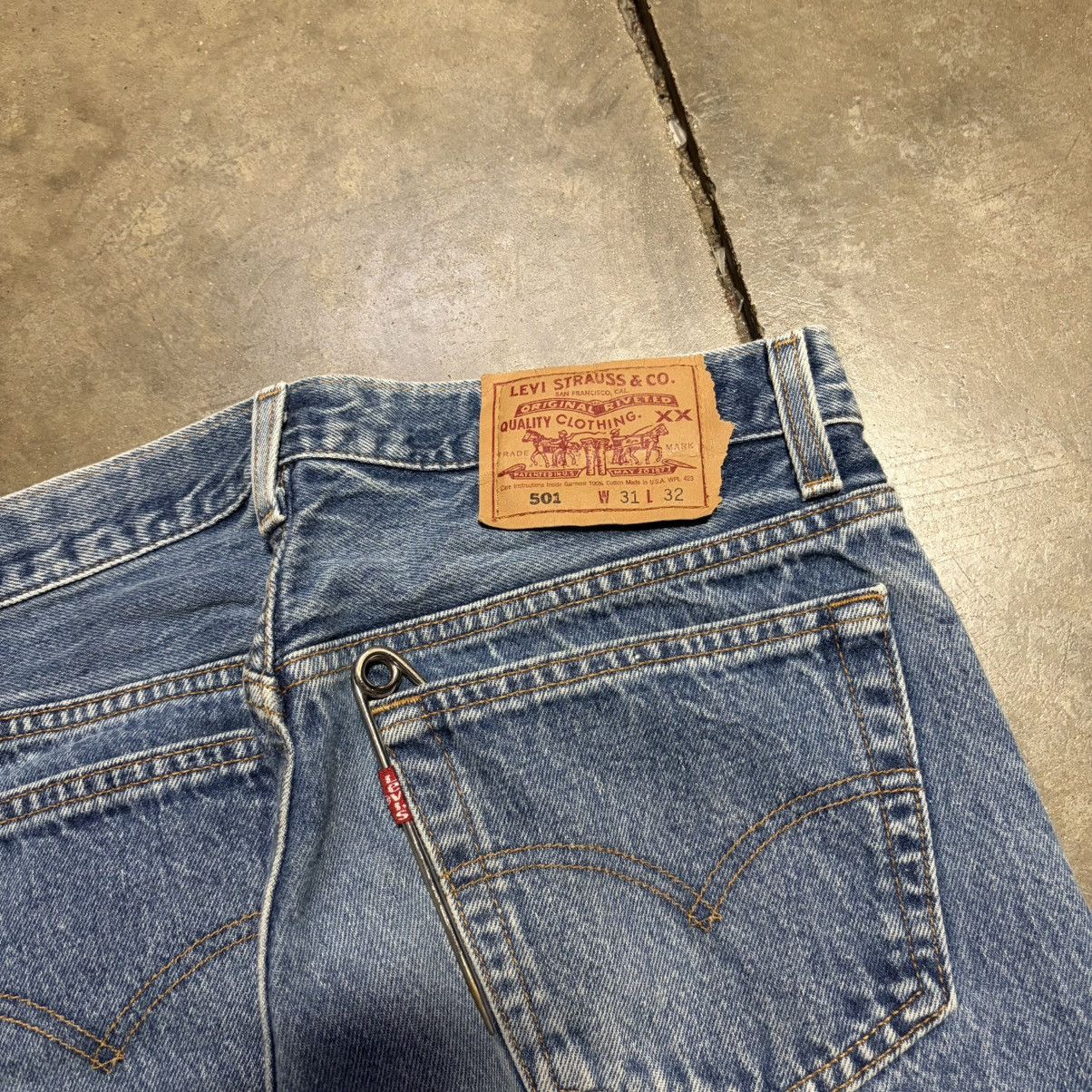 Levi's Vintage Levis 501 Jeans Button Fly Fade Washed Denim 90s USA Size US 31 - 12 Thumbnail