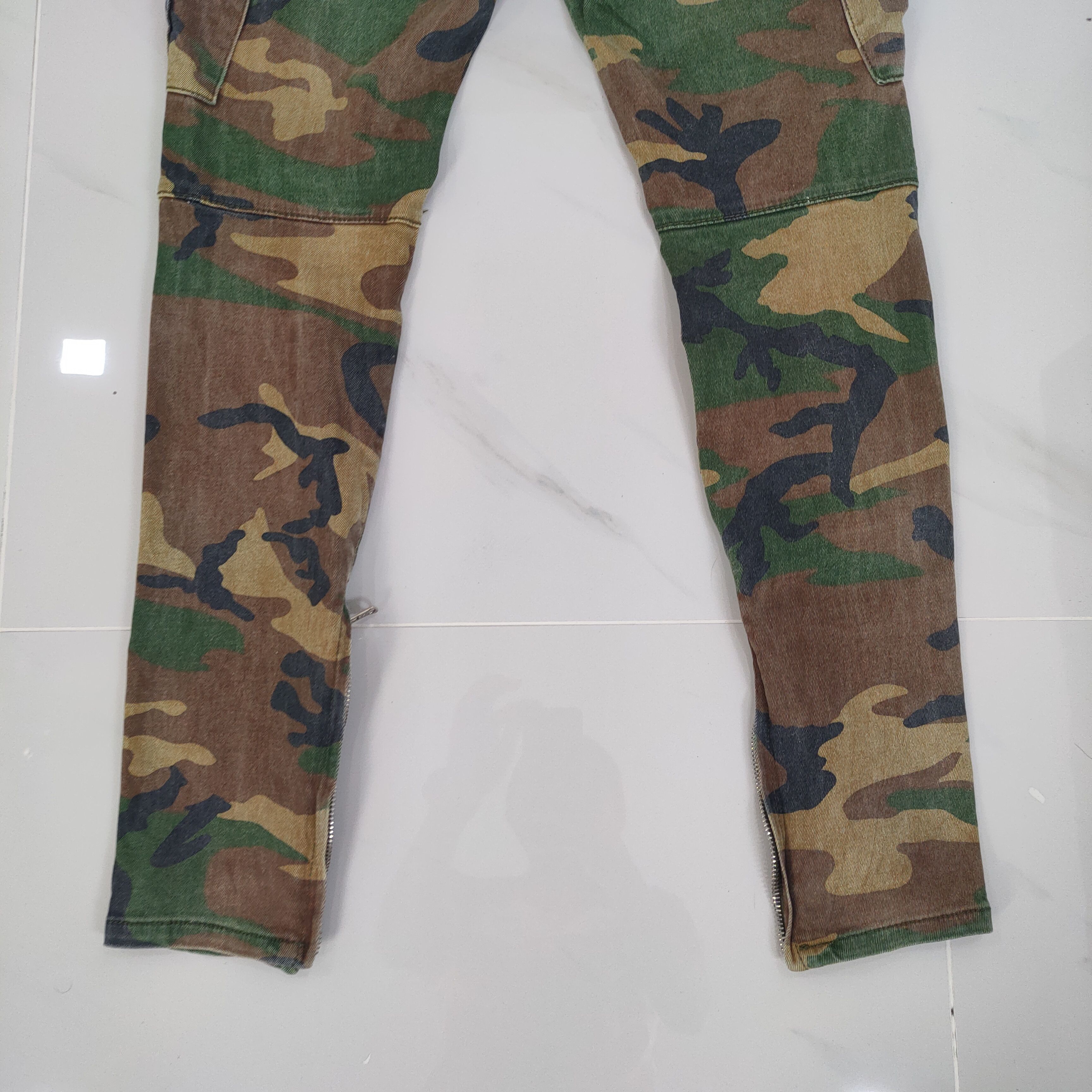 Japanese Brand SPRING WAIST ANKLE ZIP CAMO CARGO PANTS Size US 29 - 6 Thumbnail