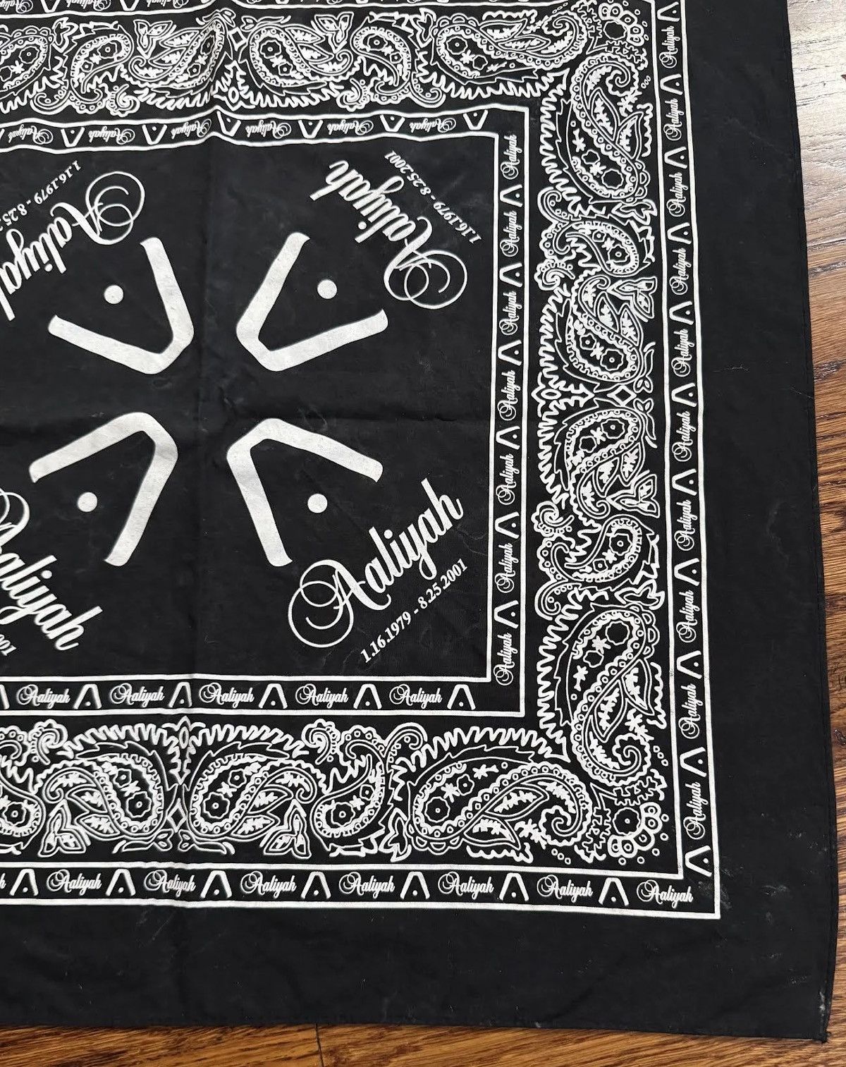 Vintage Vintage Aaliyah RIP Bandana Size ONE SIZE - 2 Thumbnail