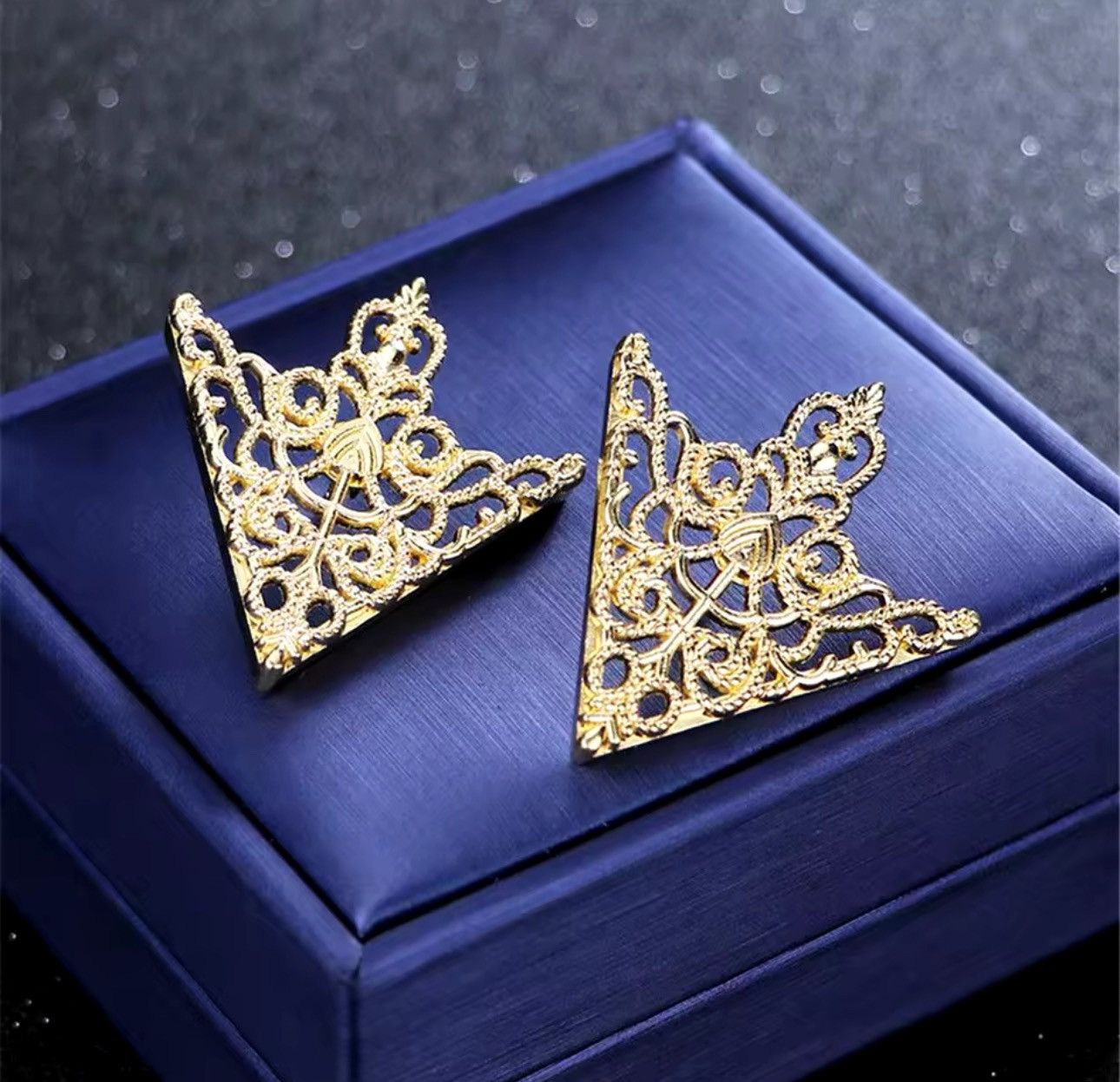 Other Gold Triangle Shirt Collar Brooches Size ONE SIZE - 2 Thumbnail
