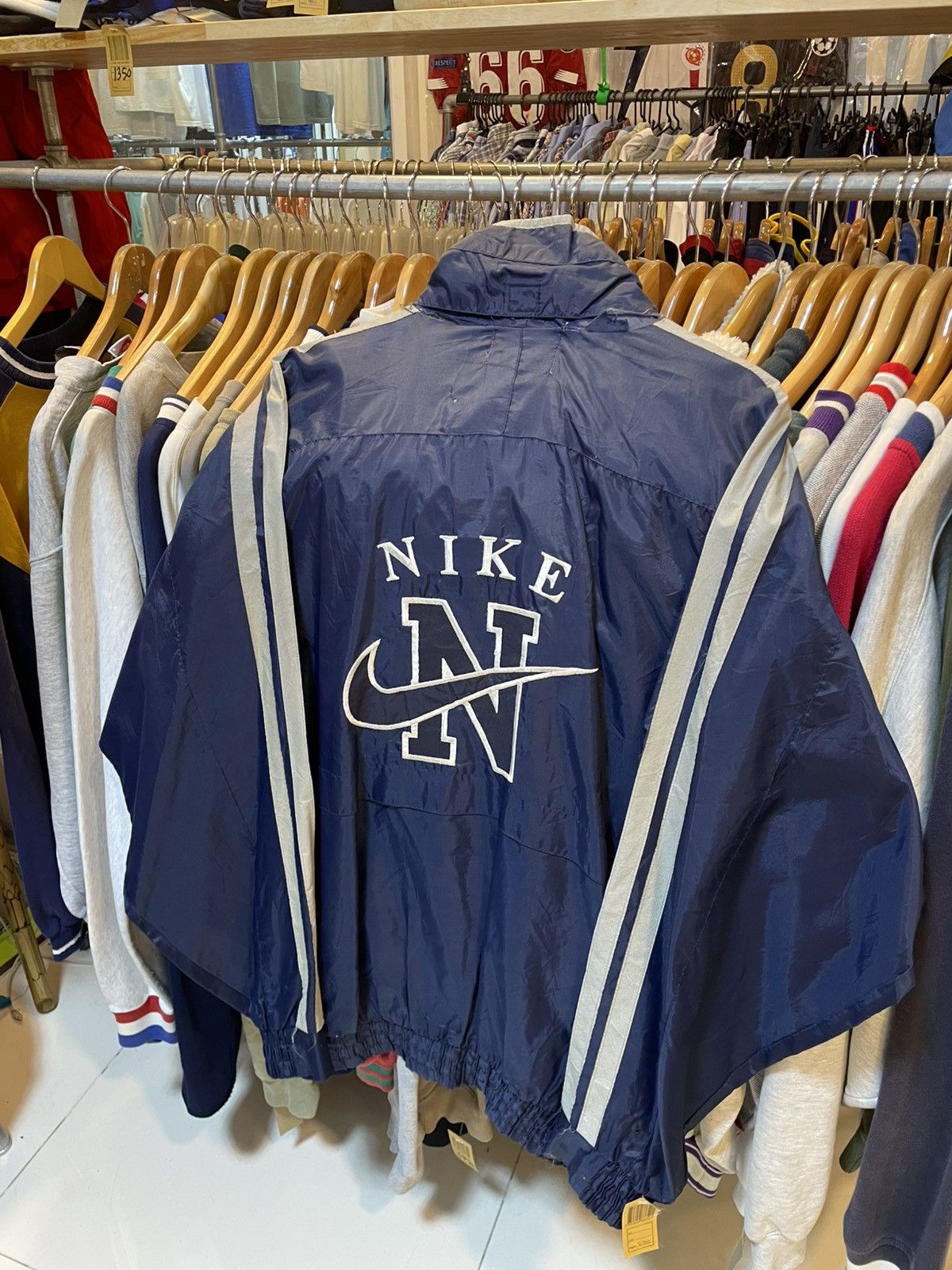 Nike Vintage Nike Big Logo Windbreaker Jacket Size US XL / EU 56 / 4 - 1 Thumbnail
