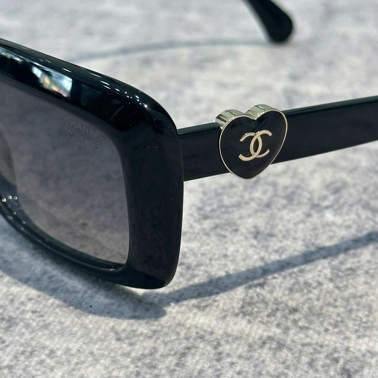Chanel Chanel 0CH5520 C622S8 Size ONE SIZE - 2 Thumbnail