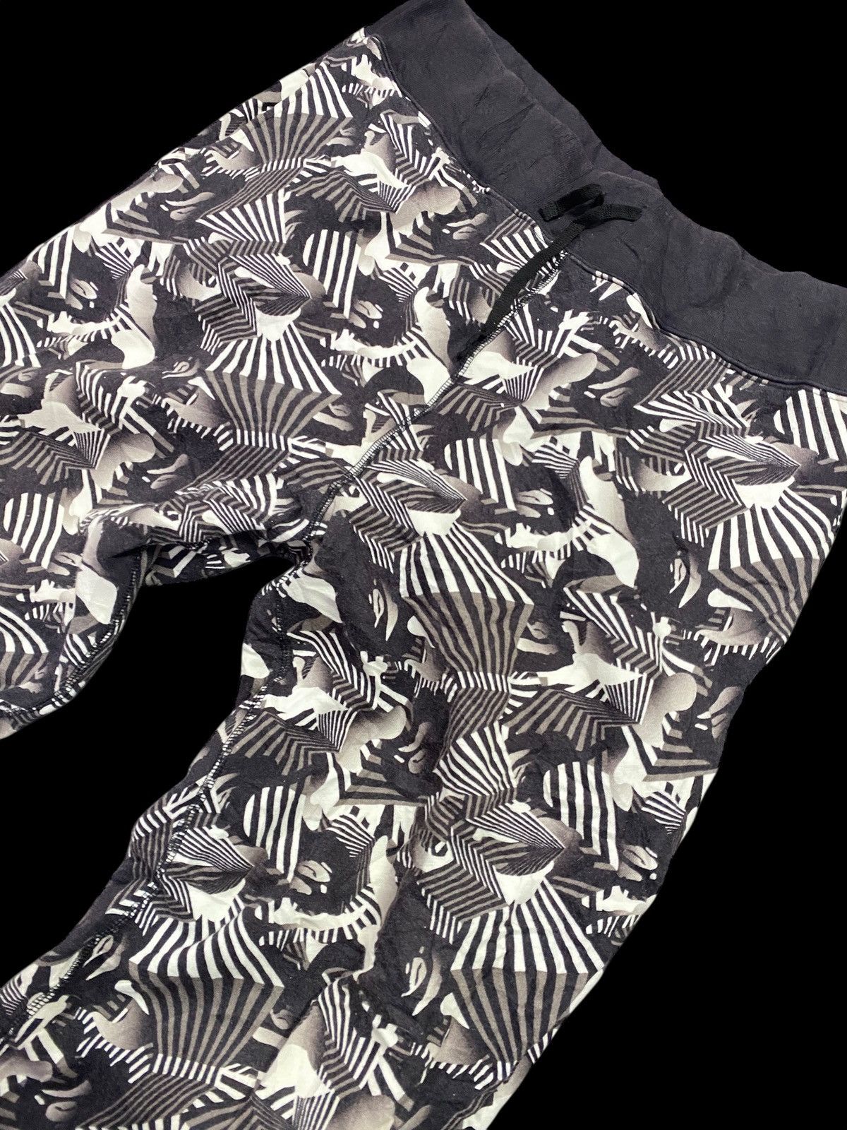 Bape A Bathing Ape (BAPE) All-Over Graphic Camo Jogger Pants Size US 34 / EU 50 - 2 Thumbnail