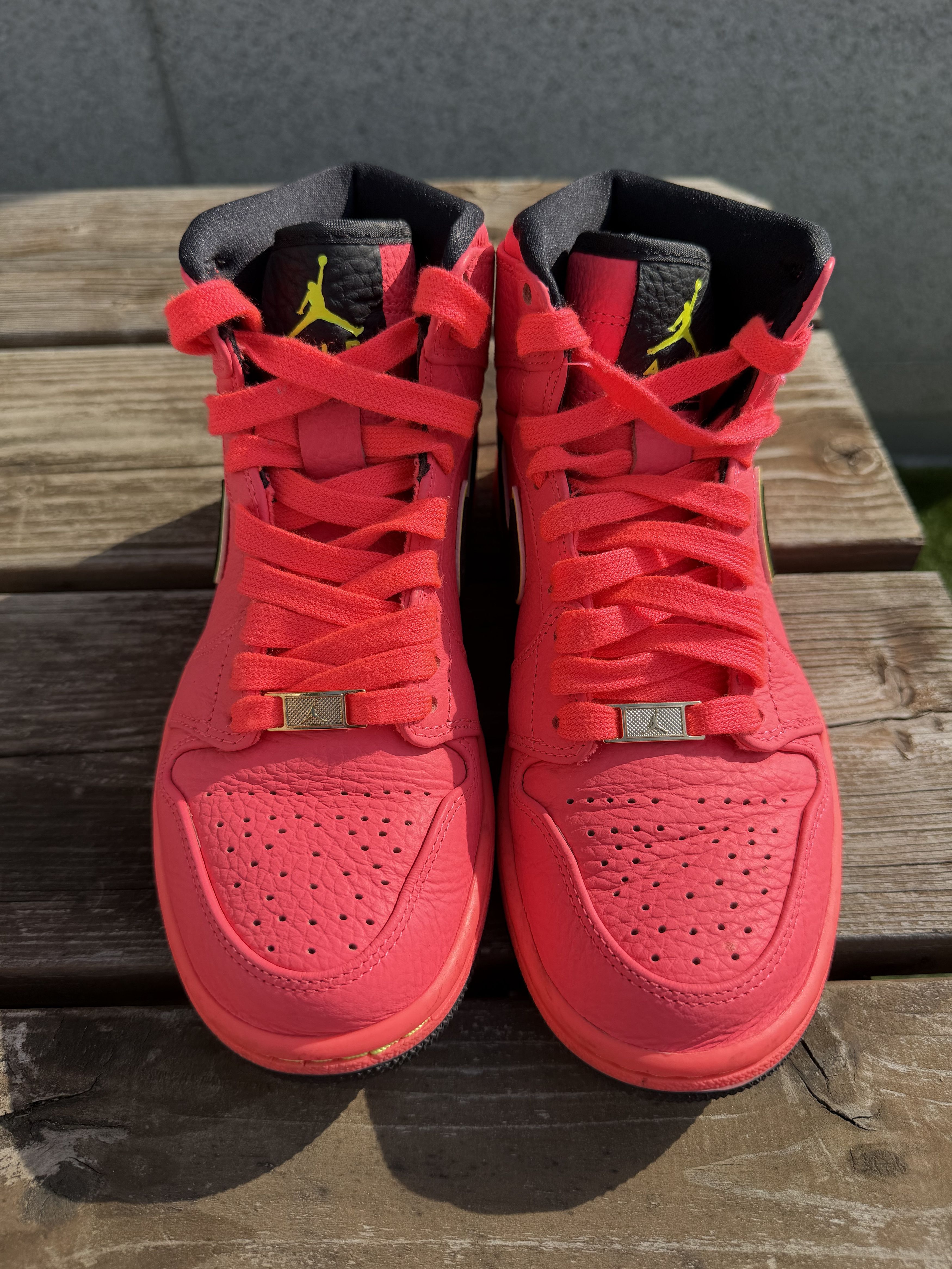 Jordan Brand Air Jordan 1 Retro High Hot Punch (Women) Size US 6 / IT 36 - 3 Thumbnail