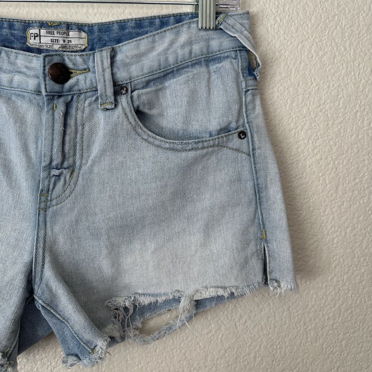 Free People Free People Boho Distressed Zip-Fly Denim Jean Shorts Size 25" / US 0 / IT 36 - 3 Thumbnail